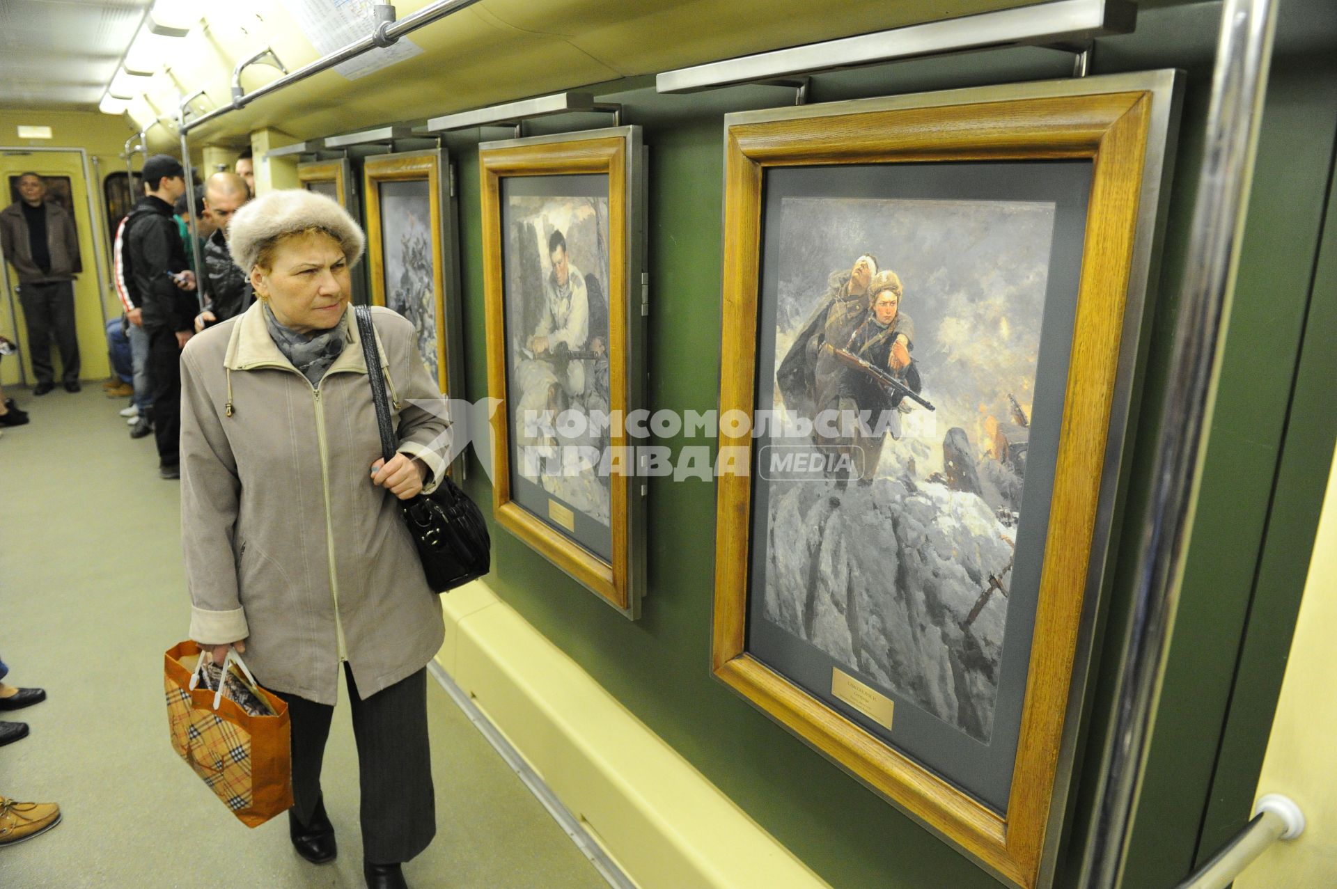 Поезд `Акварель` с репродукциями картин. На снимке: женщина смотрит на картину