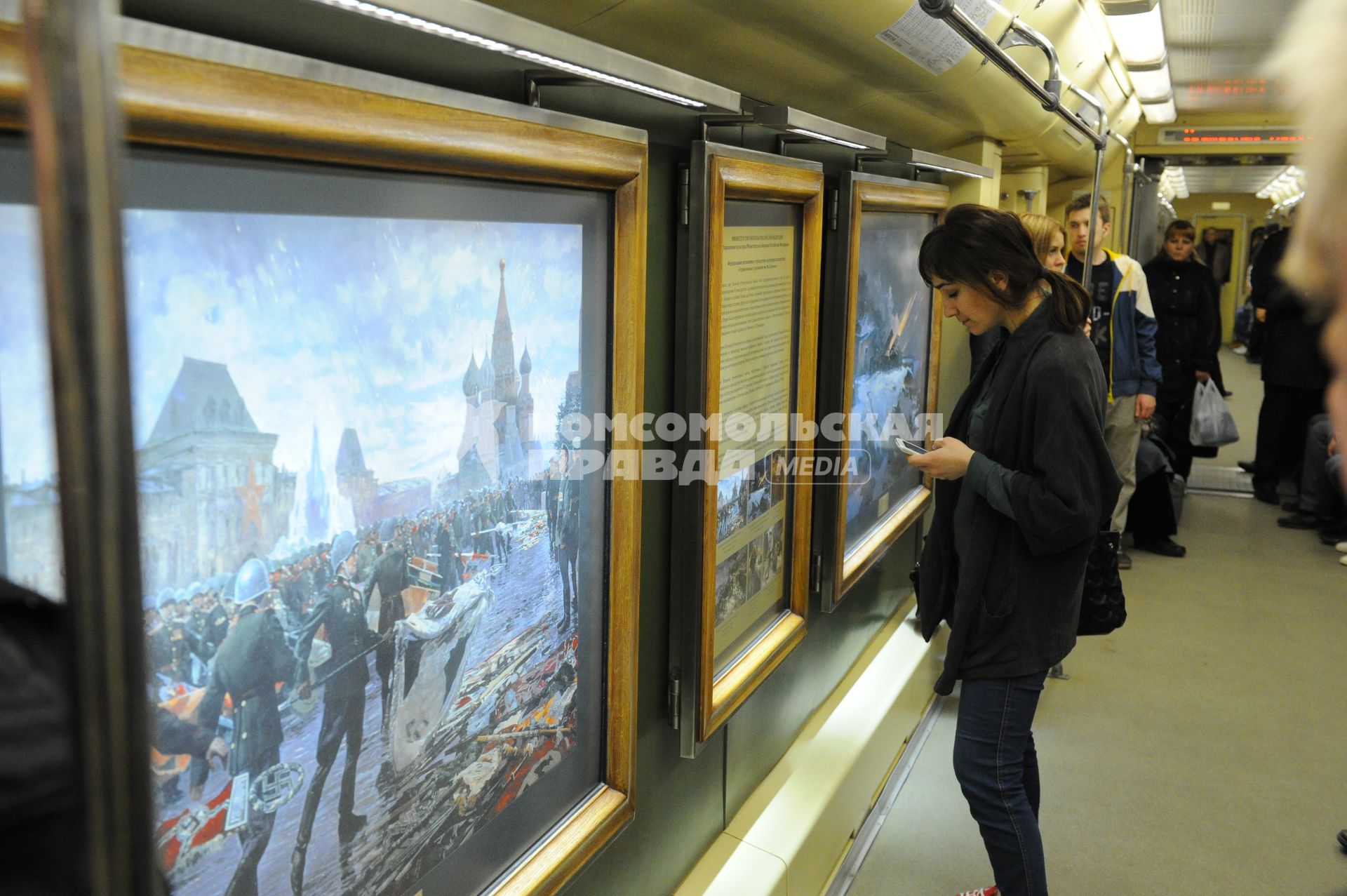 Поезд `Акварель` с репродукциями картин. На снимке: девушка с мобильным телефоном.