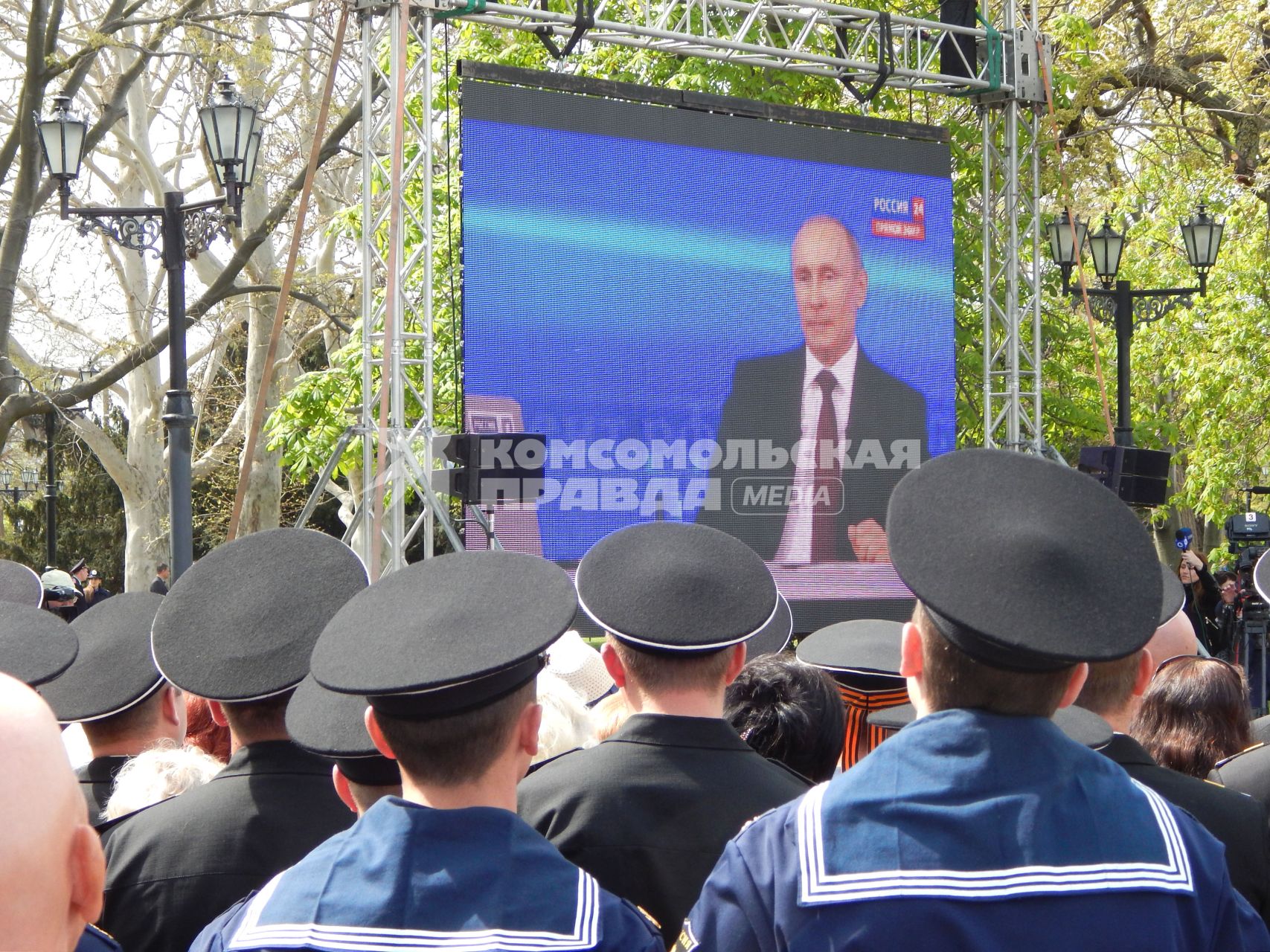 Прямая линия с президентом России Владимиром Путиным. Жители Севастополя наблюдают за прямой линией.