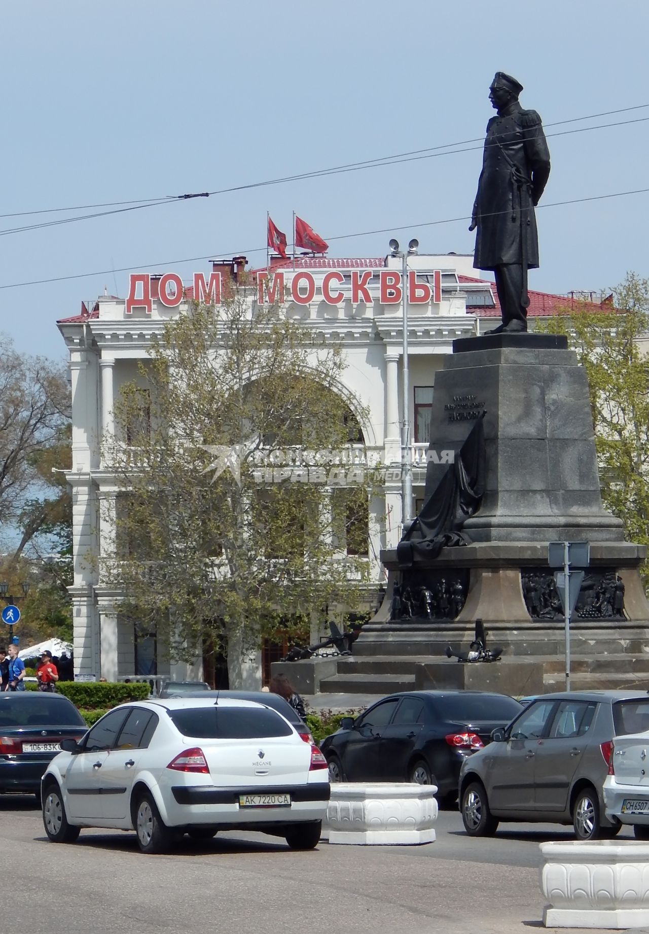 Дом Москвы и памятник русскому флотоводцу Павлу Степановичу Нахимову установлен в центре Нахимовской площади в Севастополе.