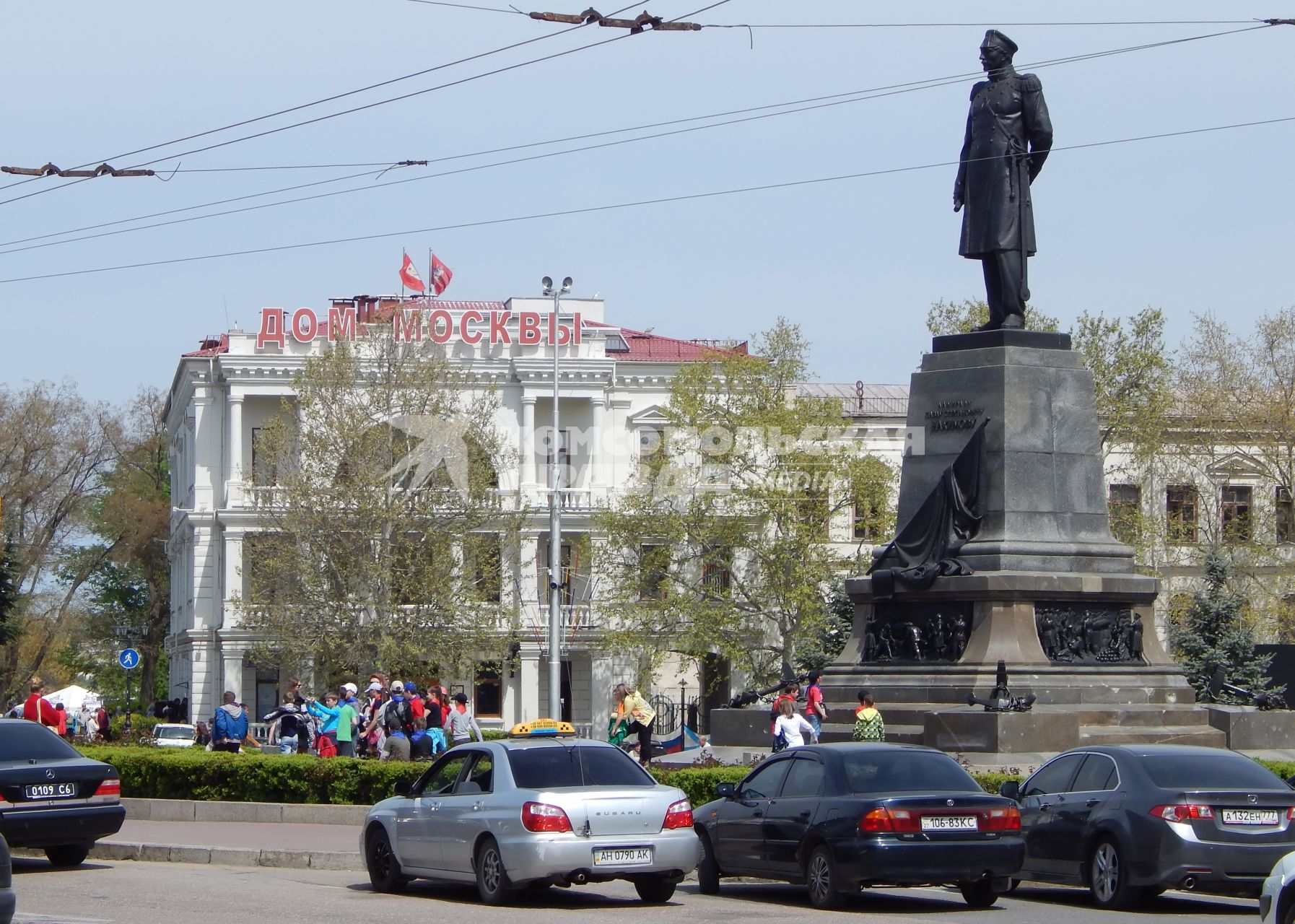 Дом Москвы и памятник русскому флотоводцу Павлу Степановичу Нахимову установлен в центре Нахимовской площади в Севастополе.