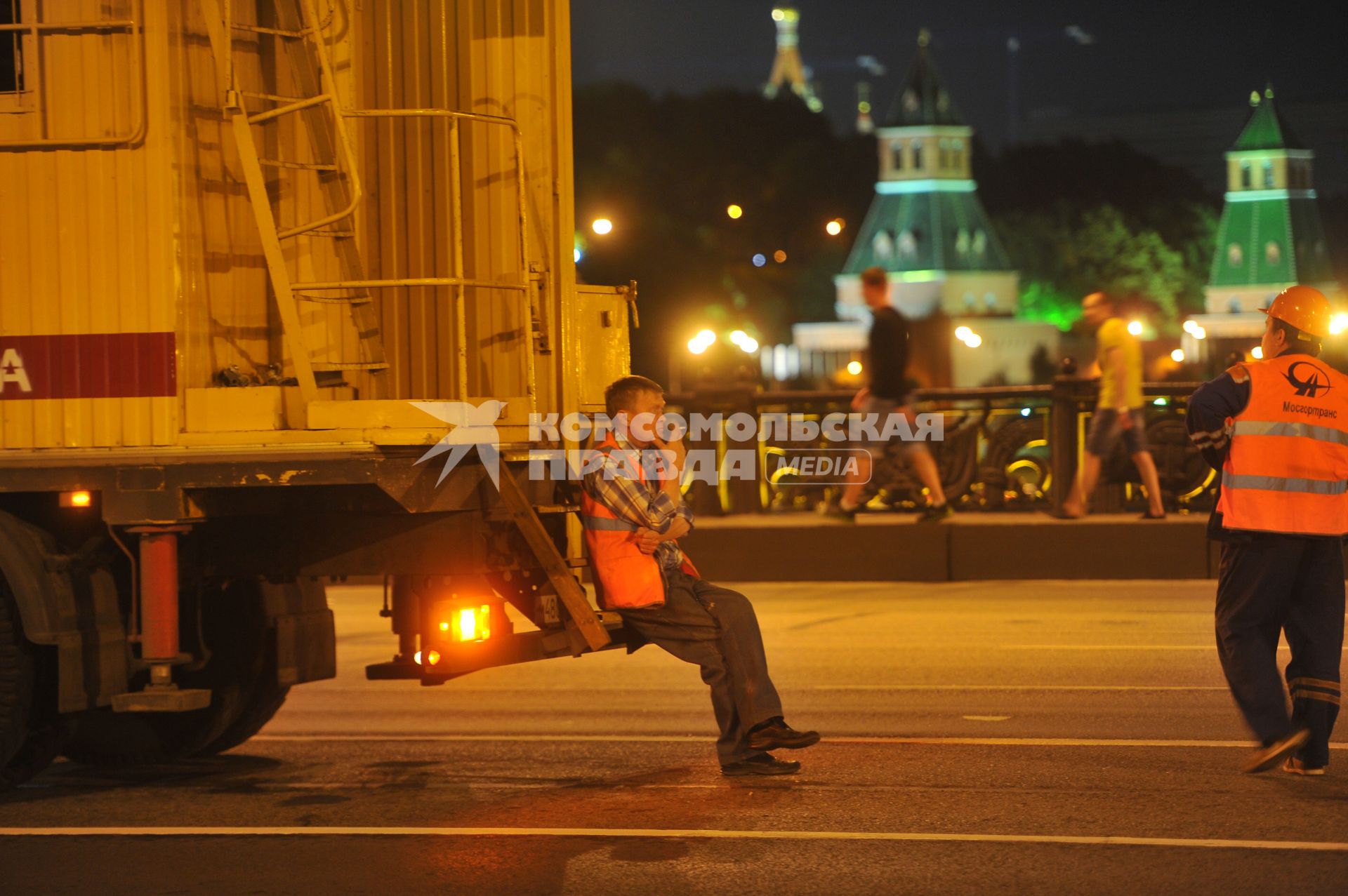 Перевозка макета космического корабля `Буран` из ЦПКиО им. Горького на ВДНХ по ночной Москве. На снимке: сотрудники Мосгортранса.