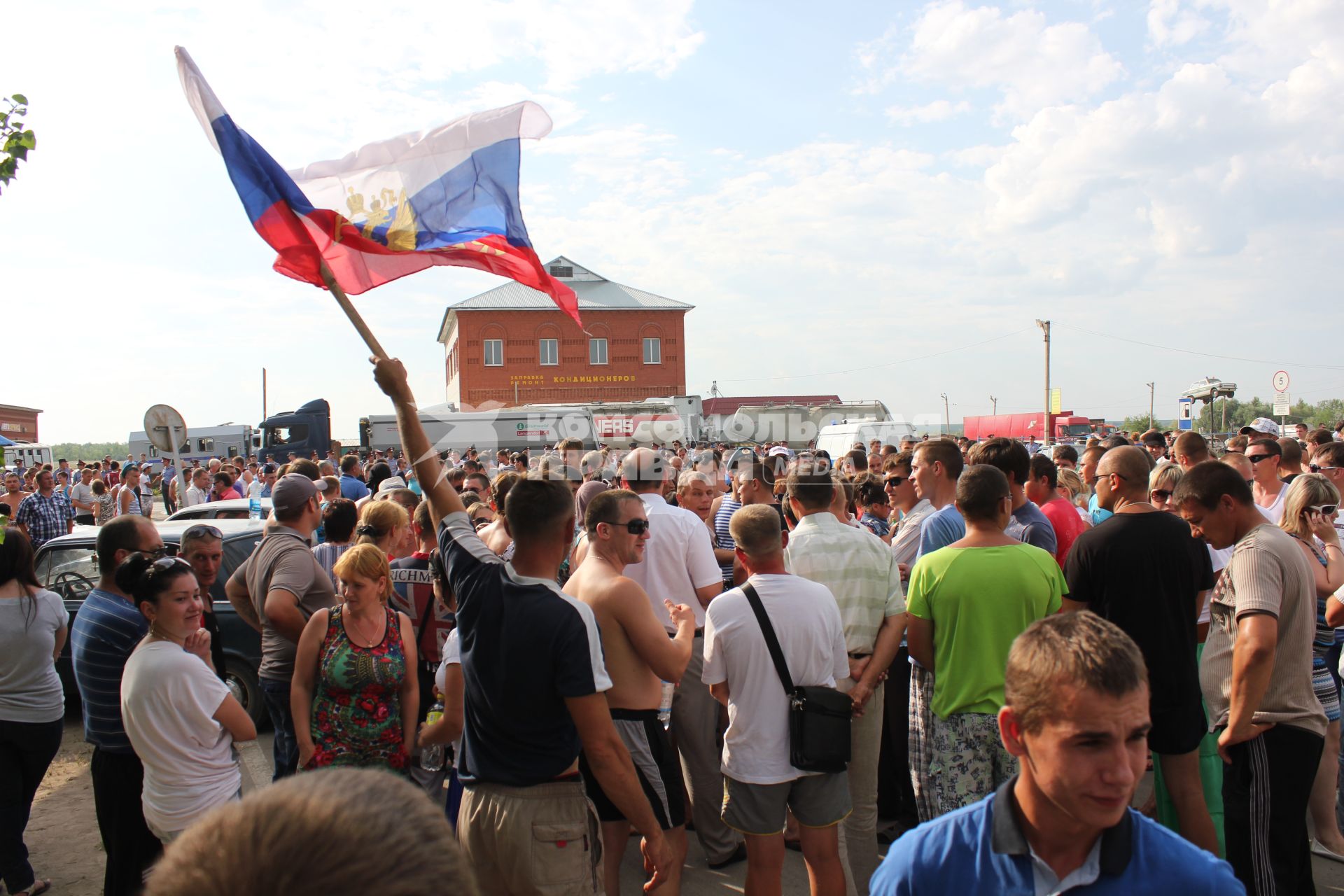 Жители города Пугачева собираются на народный сход, после обострения в городе межэтнических проблем, вызванных убийством местного жителя приезжим.