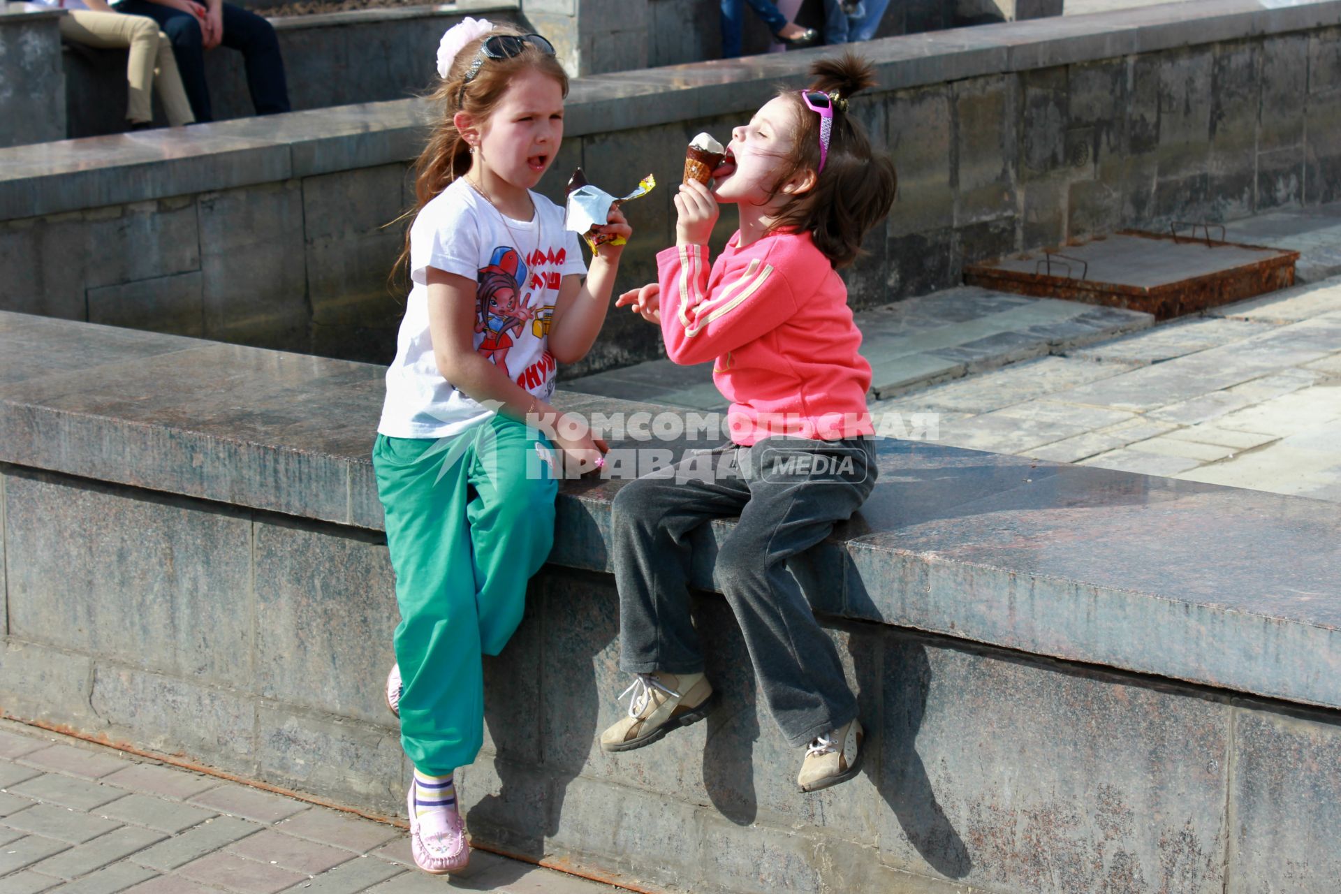Дети едят мороженое.