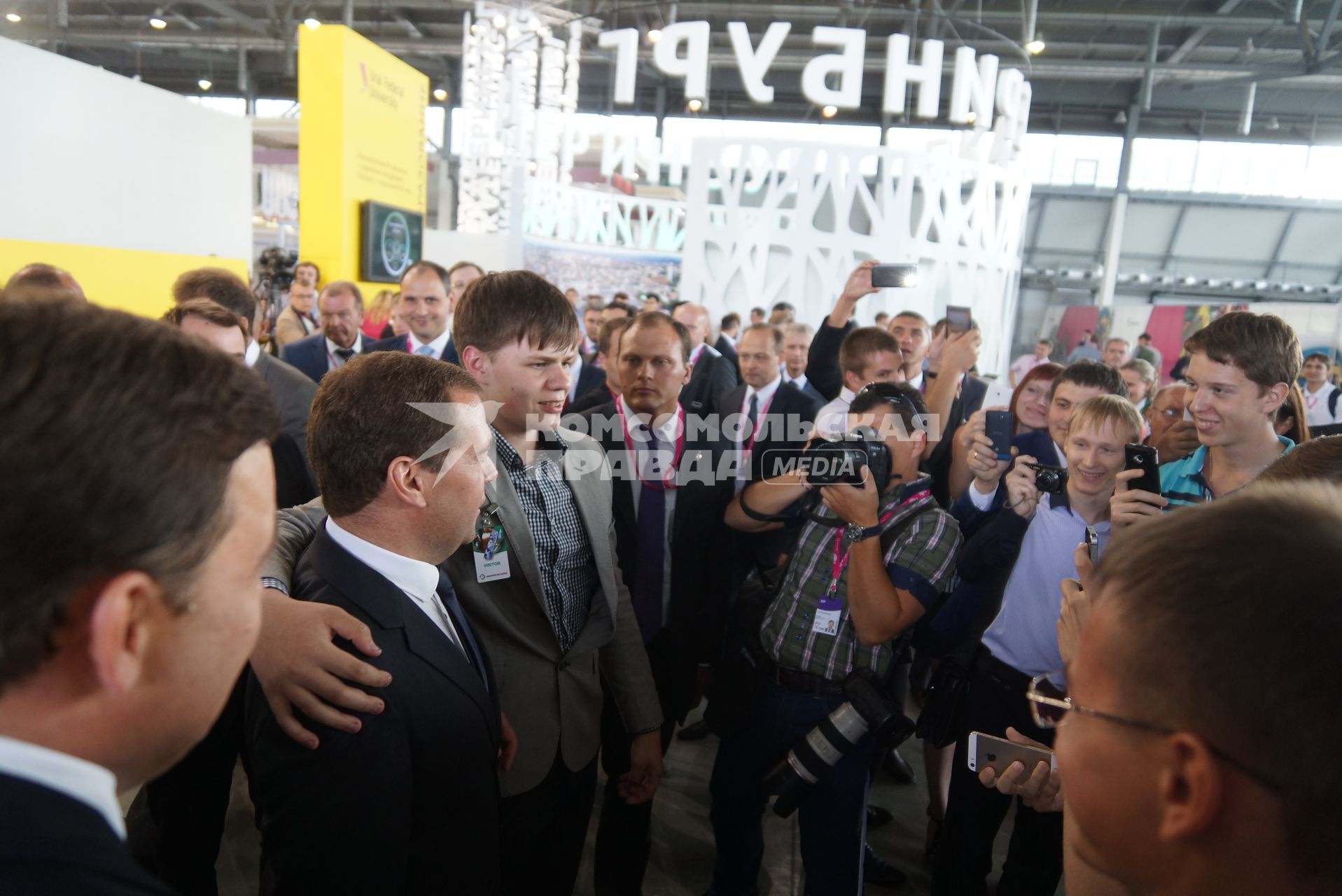 Премьер-министр Дмитрий Медведев фотографируется с посетителями выставки во время обхода выставки Иннопром-2014 в Екатеринбурге