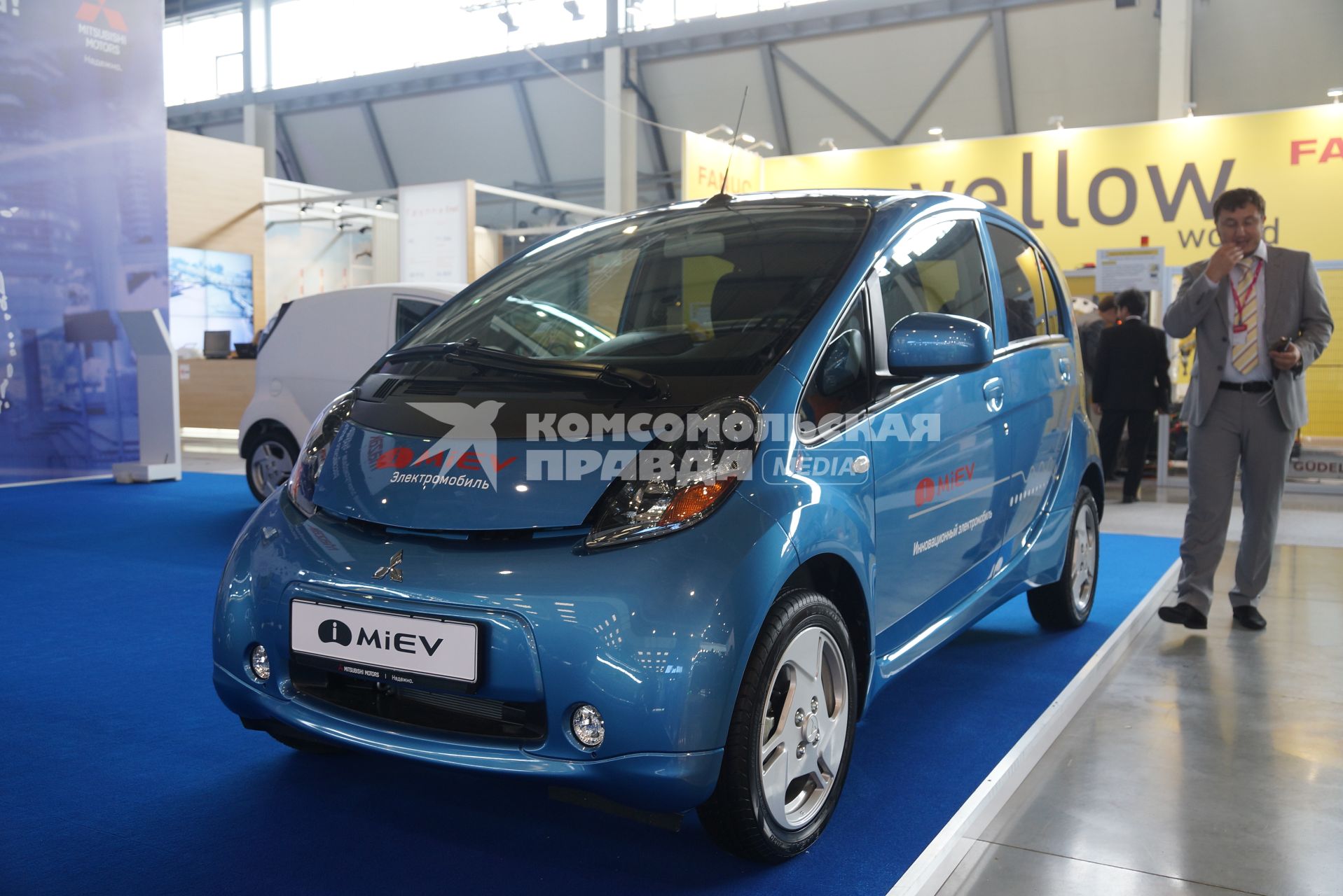 электромобиль компании MIEV mitsubishi motors на выставке иннопром в Екатеринбурге