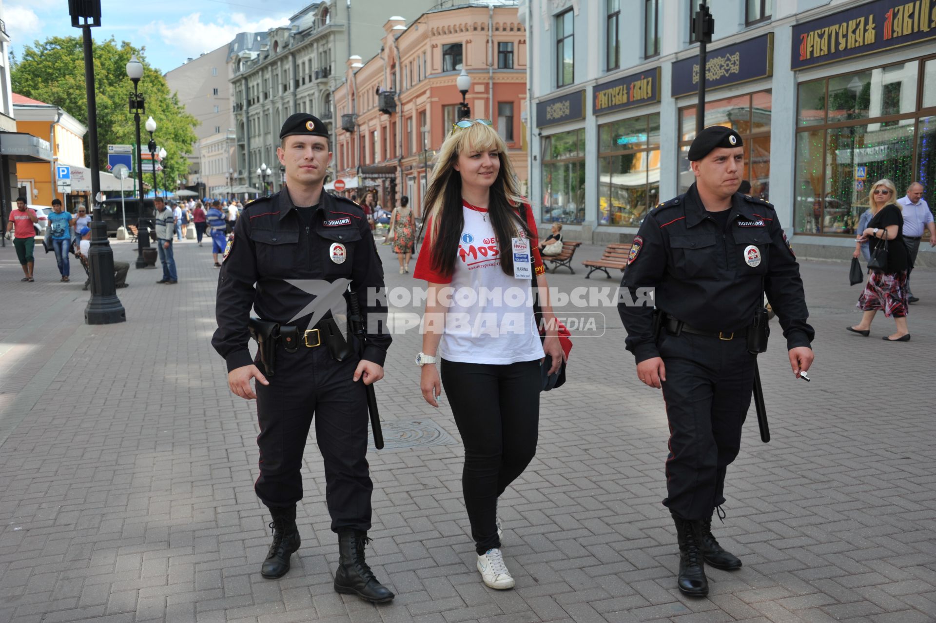 Волонтеры и полицейские патрулируют улицу Арбат для оказания помощи иностранцам.