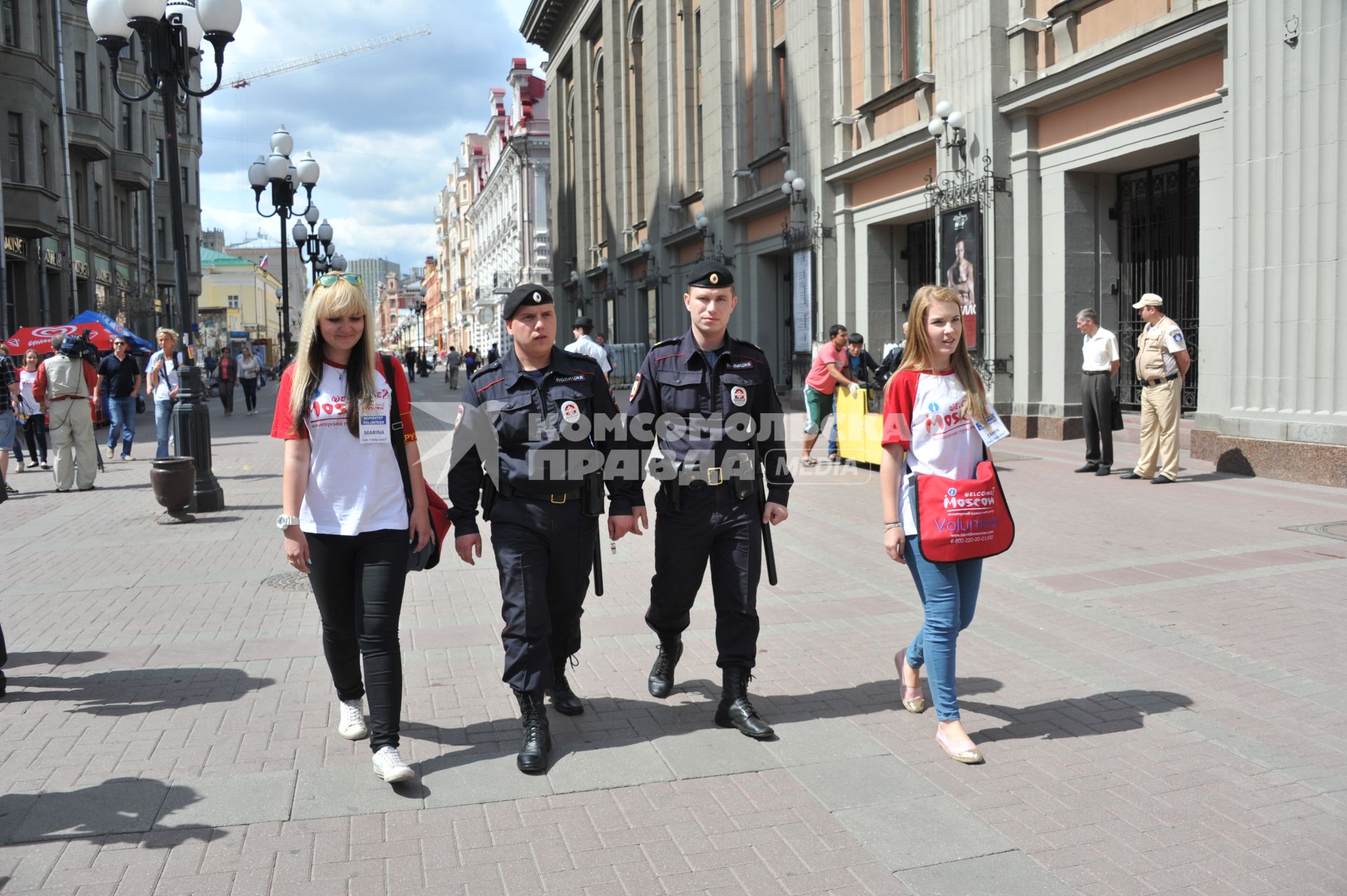 Волонтеры и полицейские патрулируют улицу Арбат для оказания помощи иностранцам.