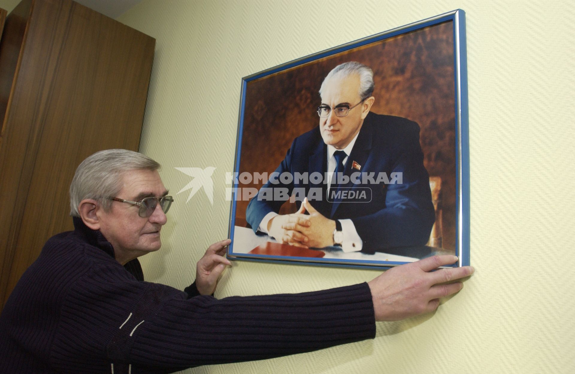 Советский дипломат, сын председателя КГБ СССР Ю.В.Андропова Игорь Андропов у себя дома.