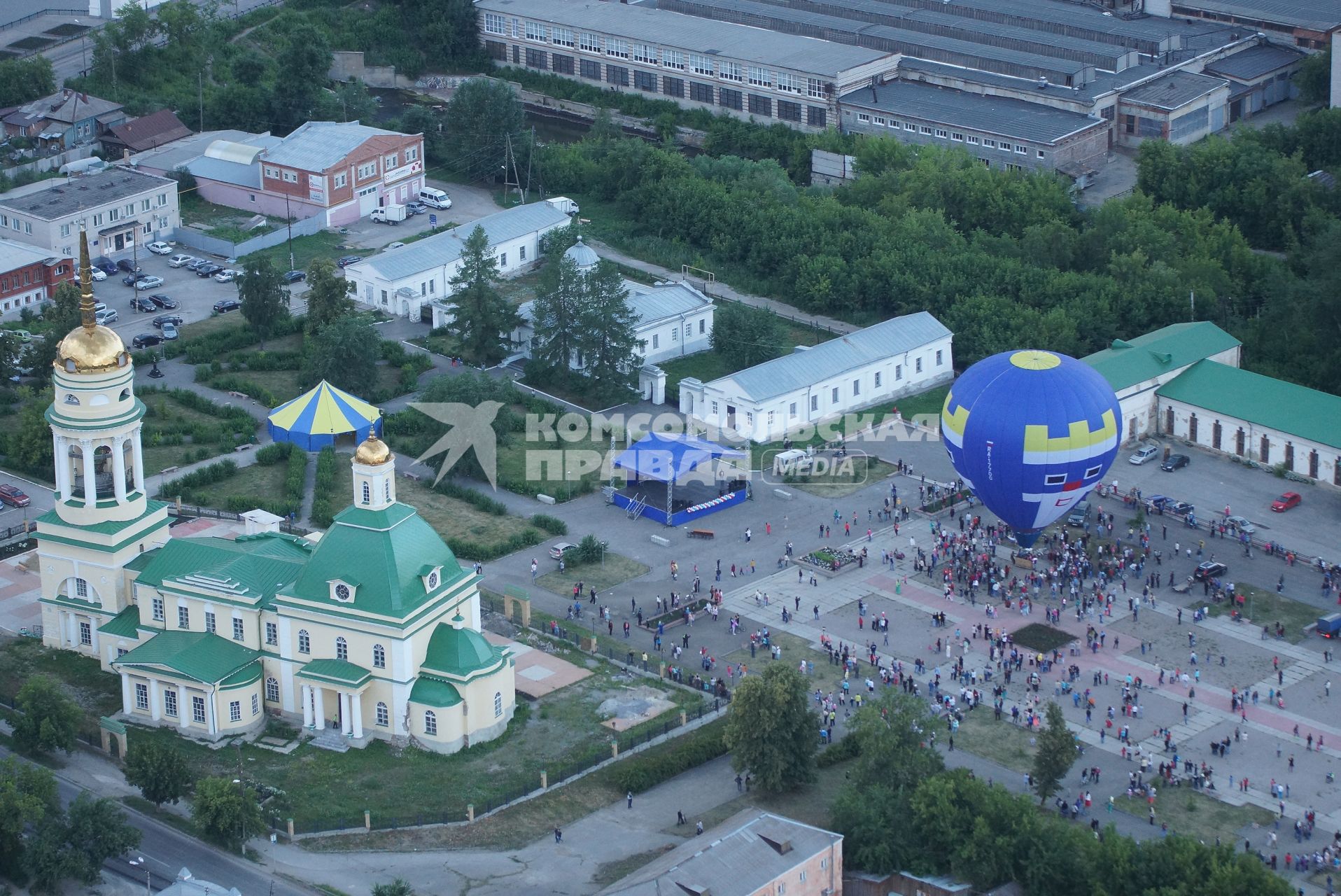 воздушный шар готовится к взлету время фестиваля вздухоплавания\"небо на ладони\" в Каменске-Уральском\"