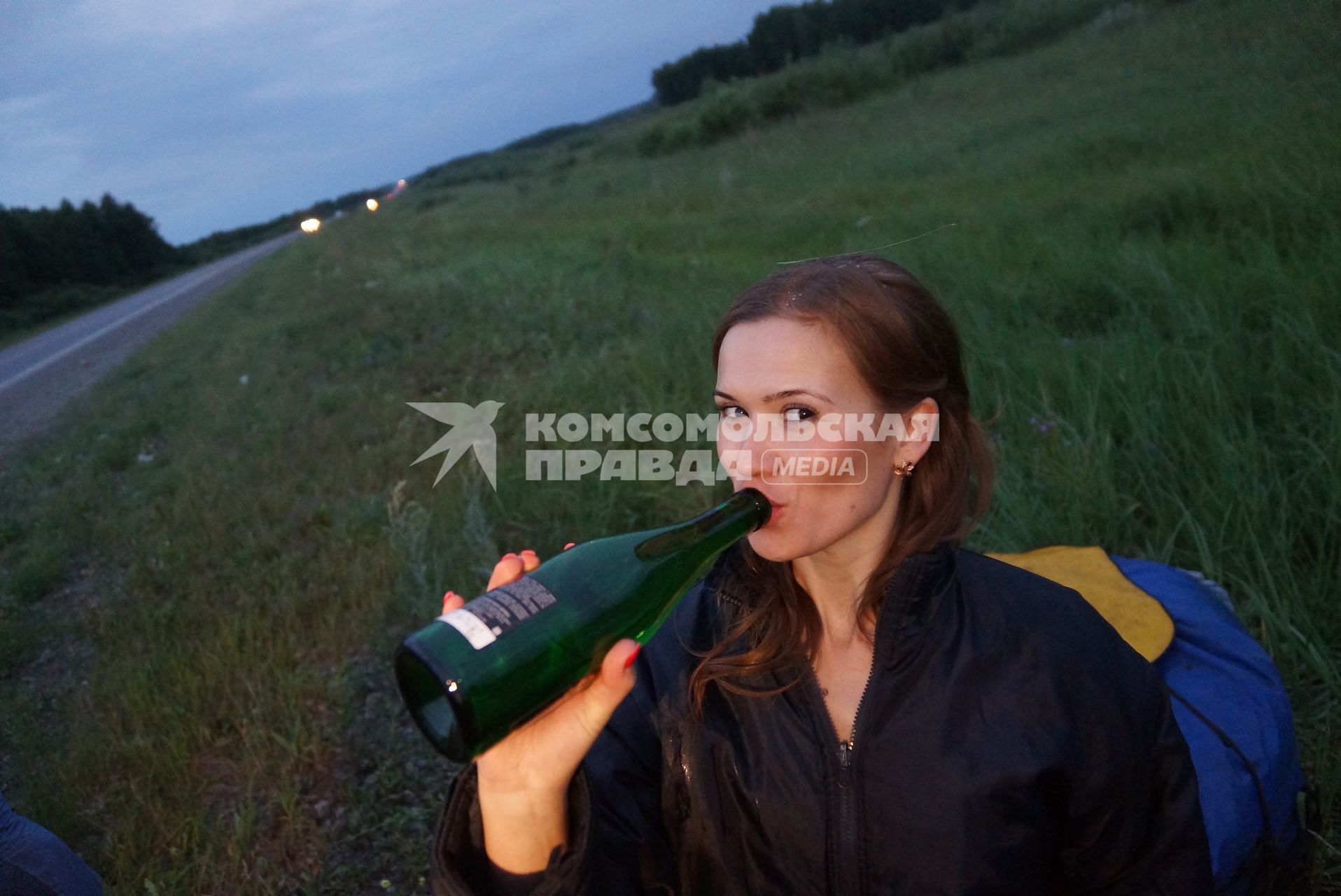 невеста пьет шампанское из бутылки во время обряда посвящения в воздухоплаватели