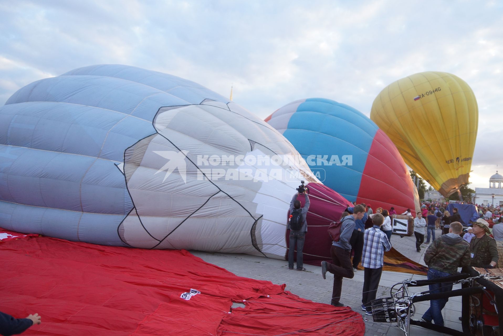 Воздушные шары готовятся к старту на фестивале воздухоплавания \"небо на ладони\"  в Каменске-Уральском