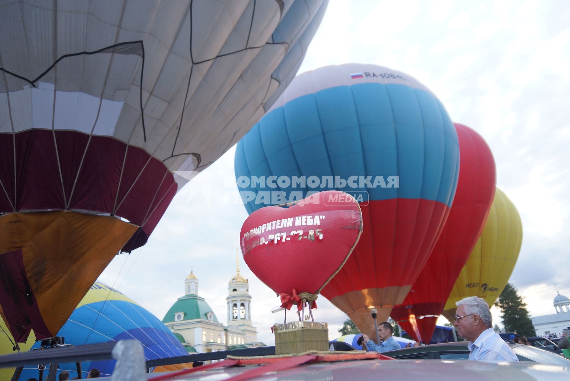 Воздушные шары готовятся к старту на фестиале воздухоплавания \"небо на ладони\"  в Каменске-Уральском