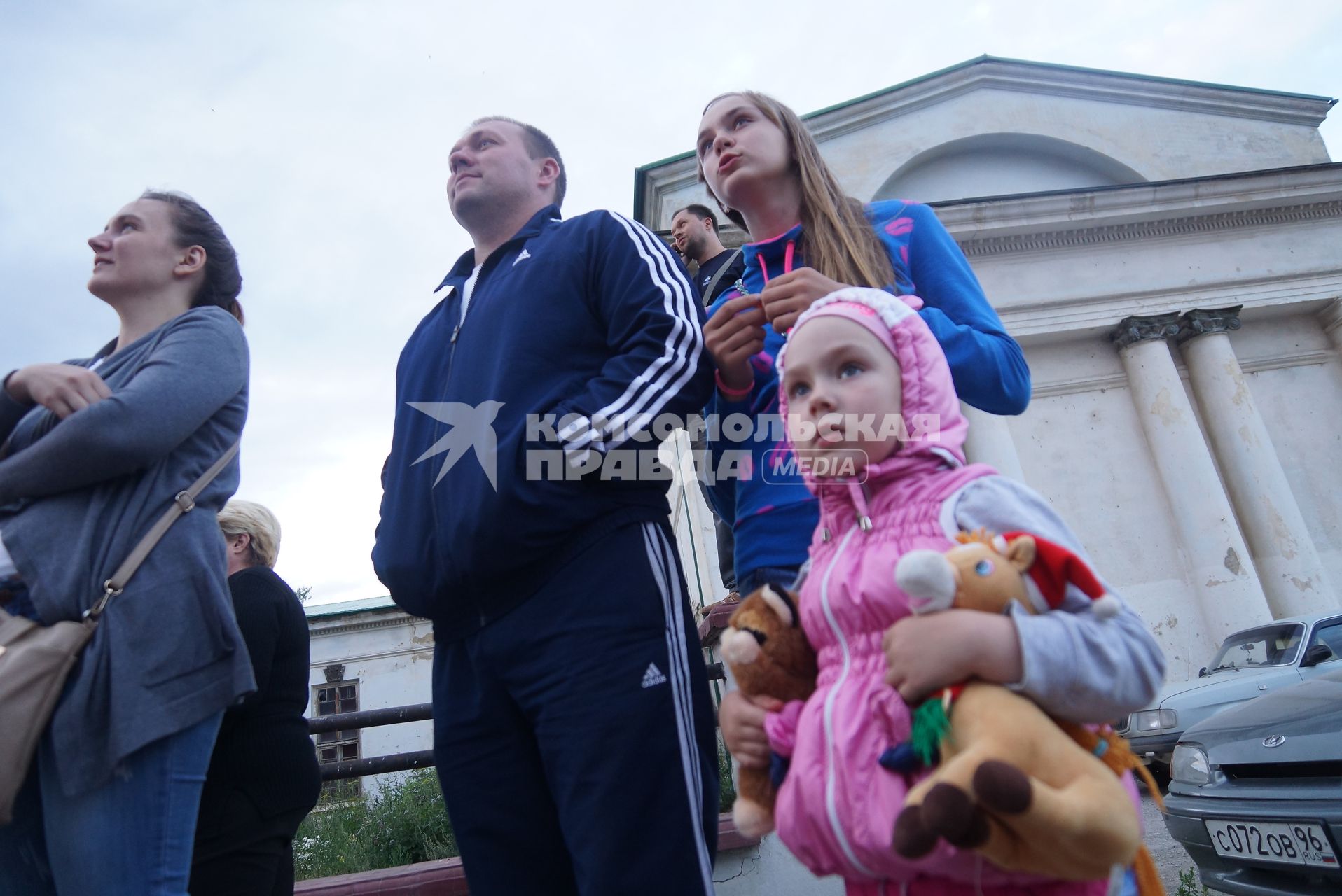 девочка завороженно смотрит на старт аэростатов на фестиале воздухоплавания \"небо на ладони\"  в Каменске-Уральском