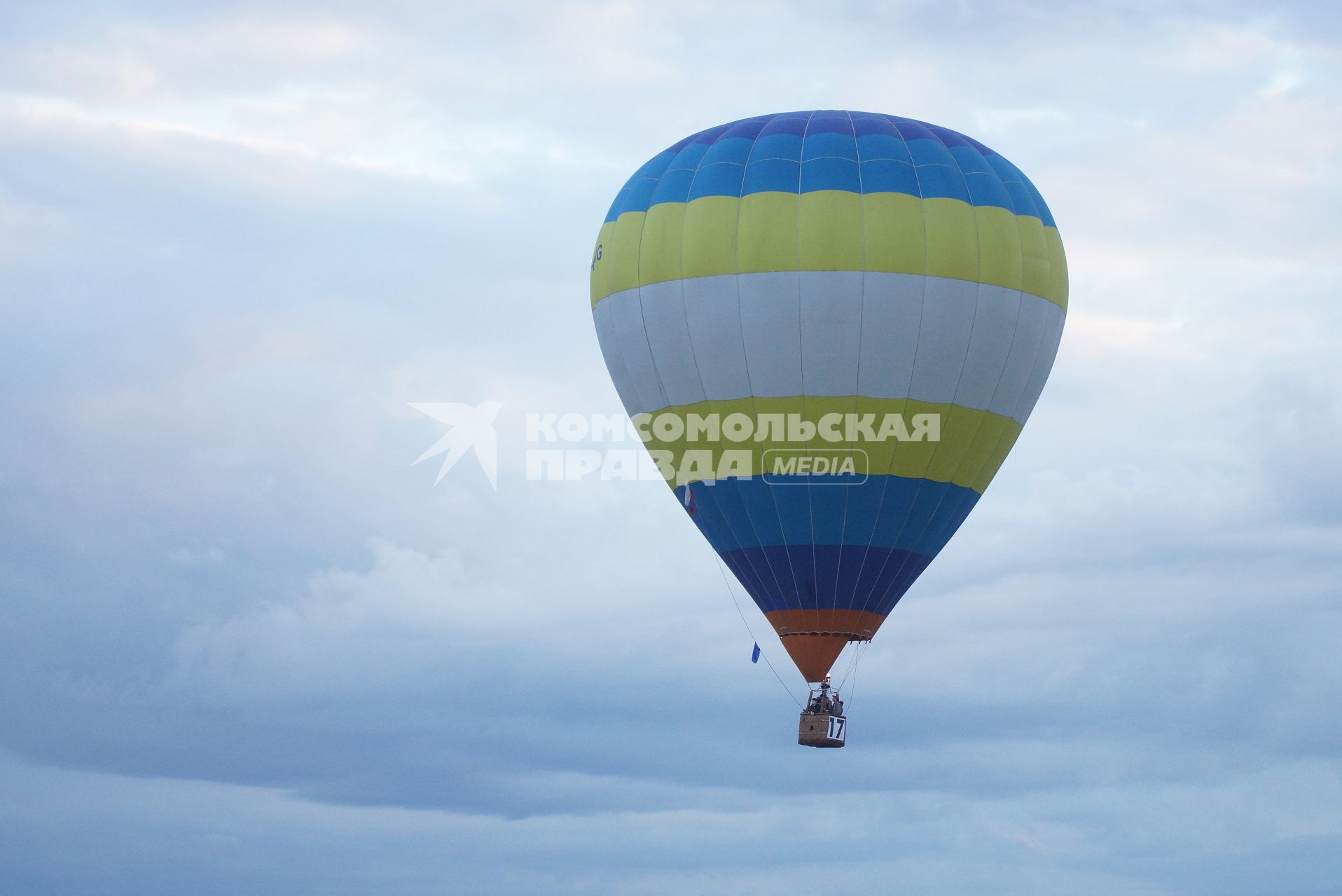 воздушный шар летит над землей во время фестиваля вздухоплавания\"небо на ладони\" в Каменске-Уральском\"