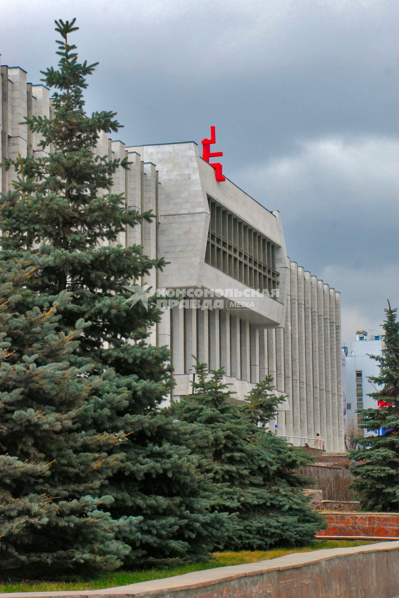 Скульптура в виде красного человечка в Перми.