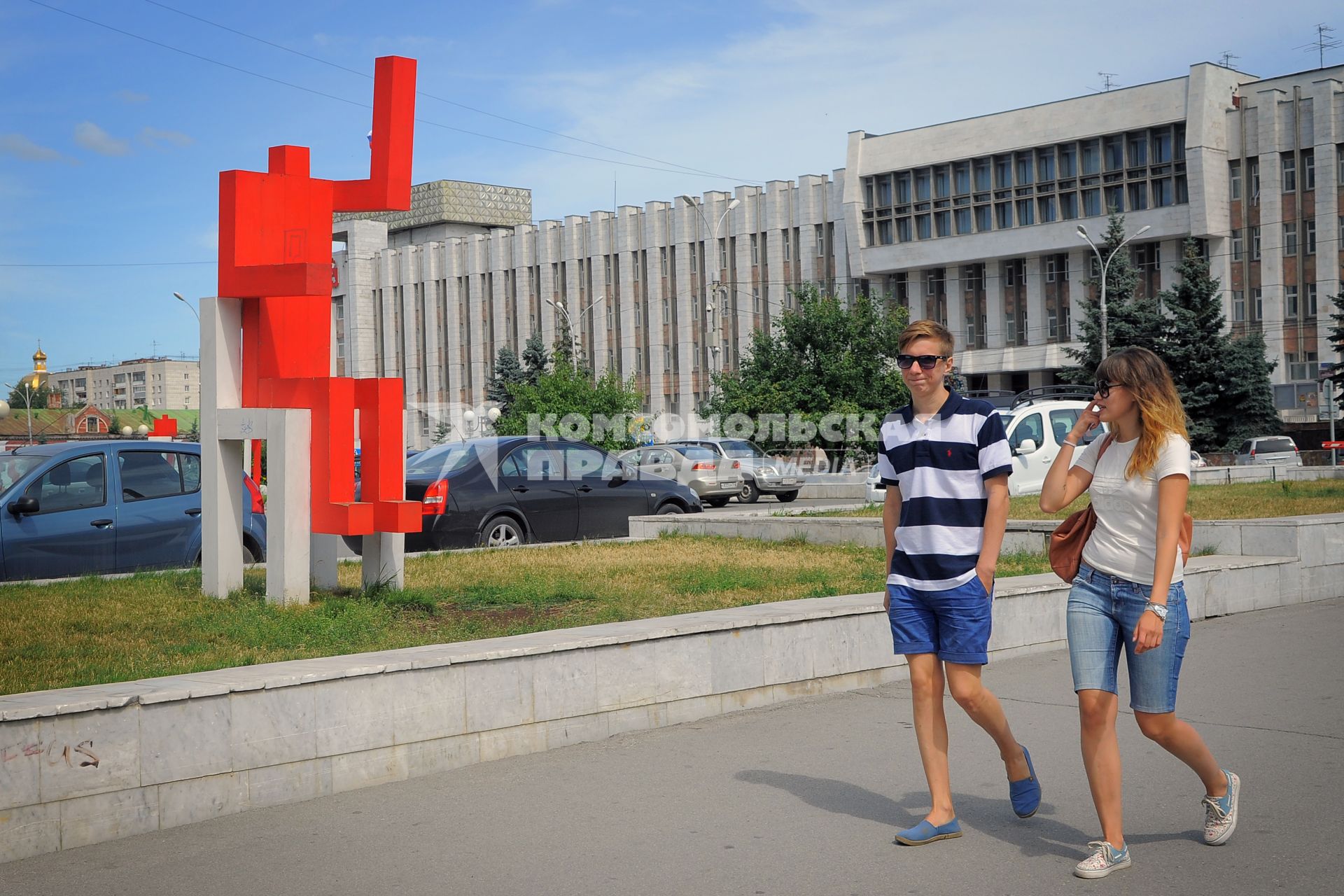 Скульптура в виде красного человечка в Перми.