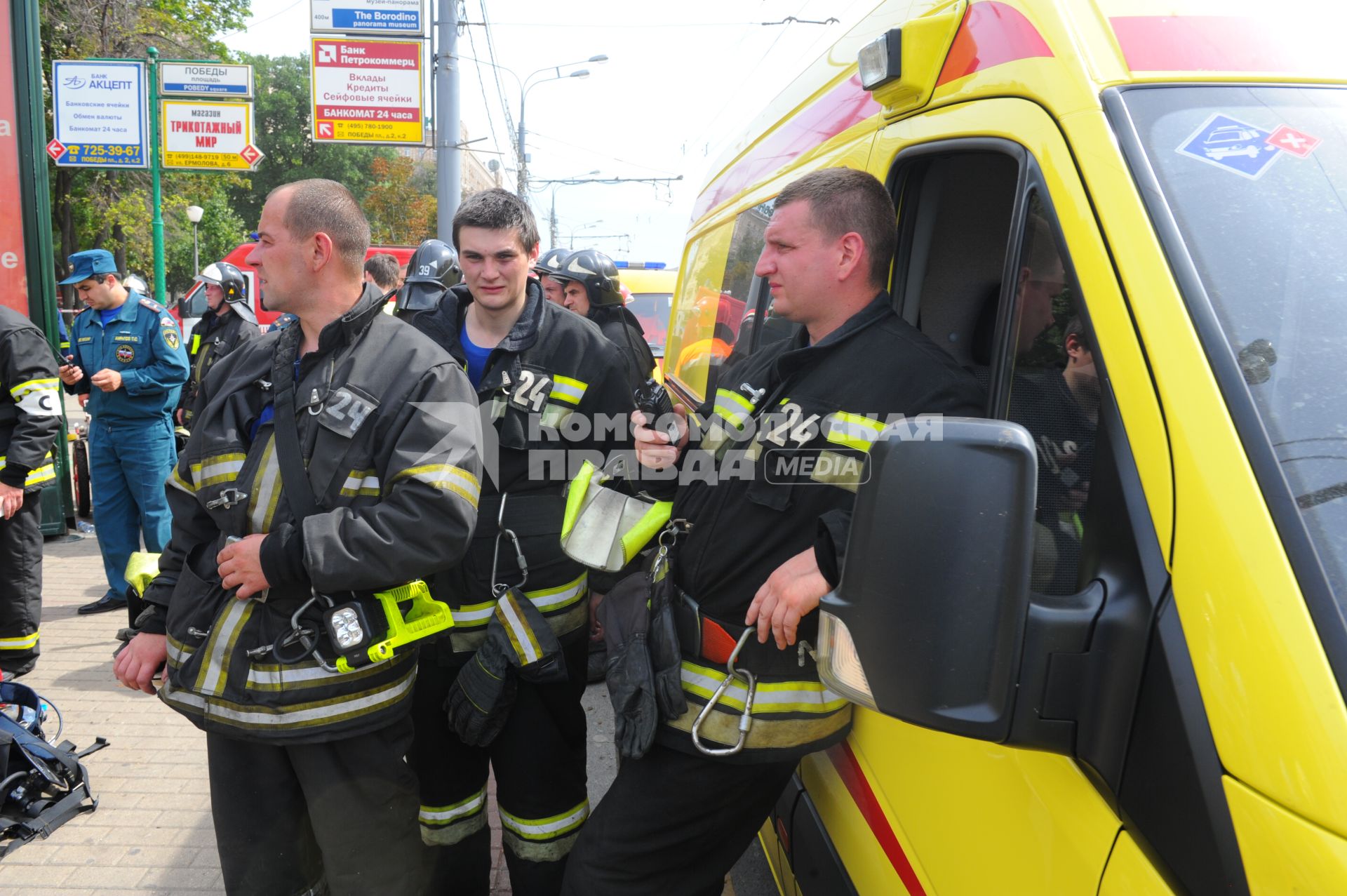 Вагон поезда метро сошел с рельсов на перегоне `Парк Победы` - `Славянский бульвар`.  На снимке:  сотрудники пожарной охраны МЧС России на месте происшествия.