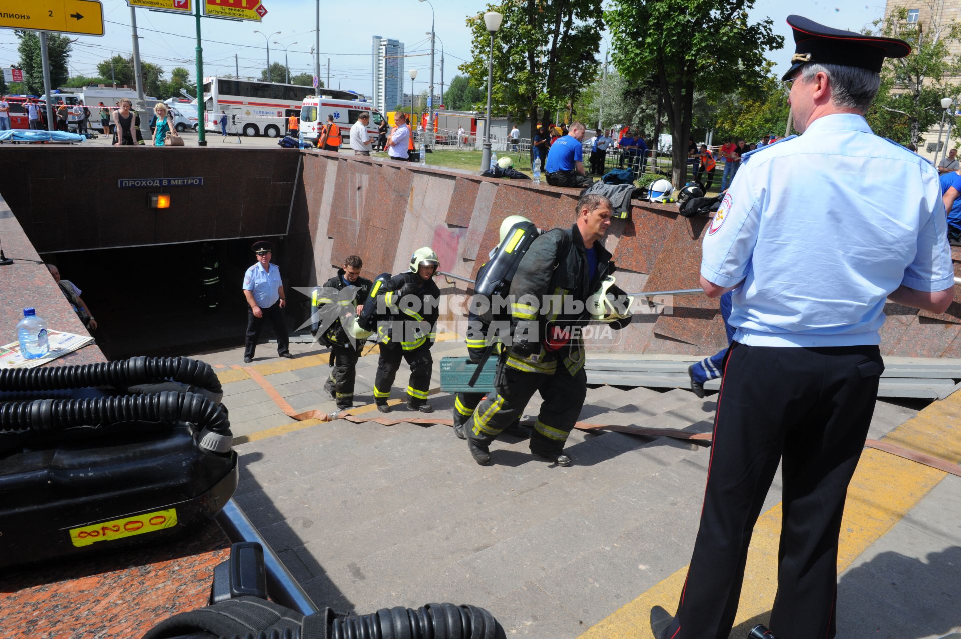 Вагон поезда метро сошел с рельсов на перегоне `Парк Победы` - `Славянский бульвар`.  На снимке:  сотрудники пожарной охраны МЧС России на месте происшествия.