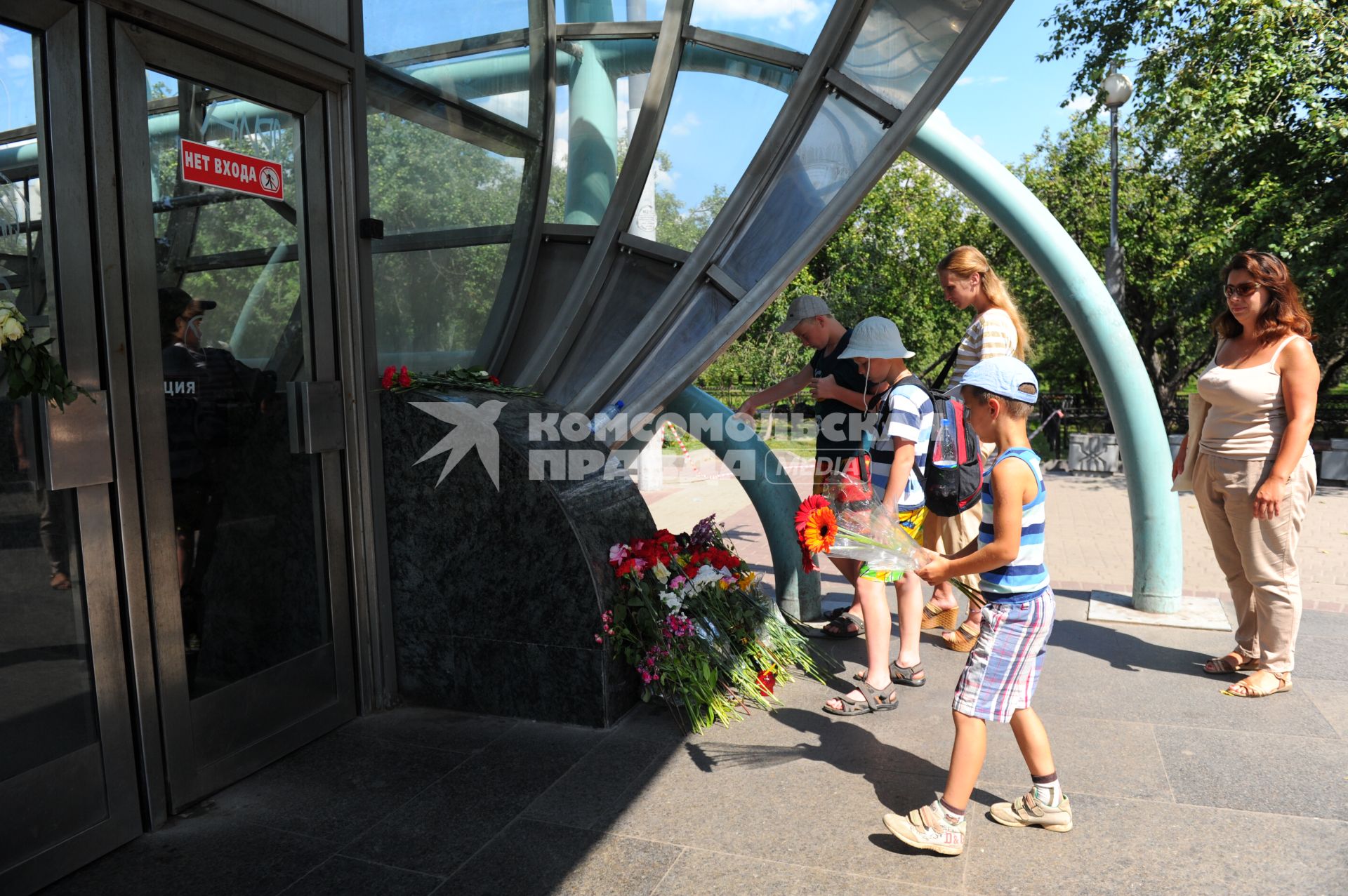 Траур по погибшим в Московском метро. Цветы у входа на станцию метро `Славянский бульвар`, где 15 июля на перегоне `Парк Победы` - `Славянский бульвар` в результате резкой остановки три вагона сошли с рельсов. Погибли 22 человека.