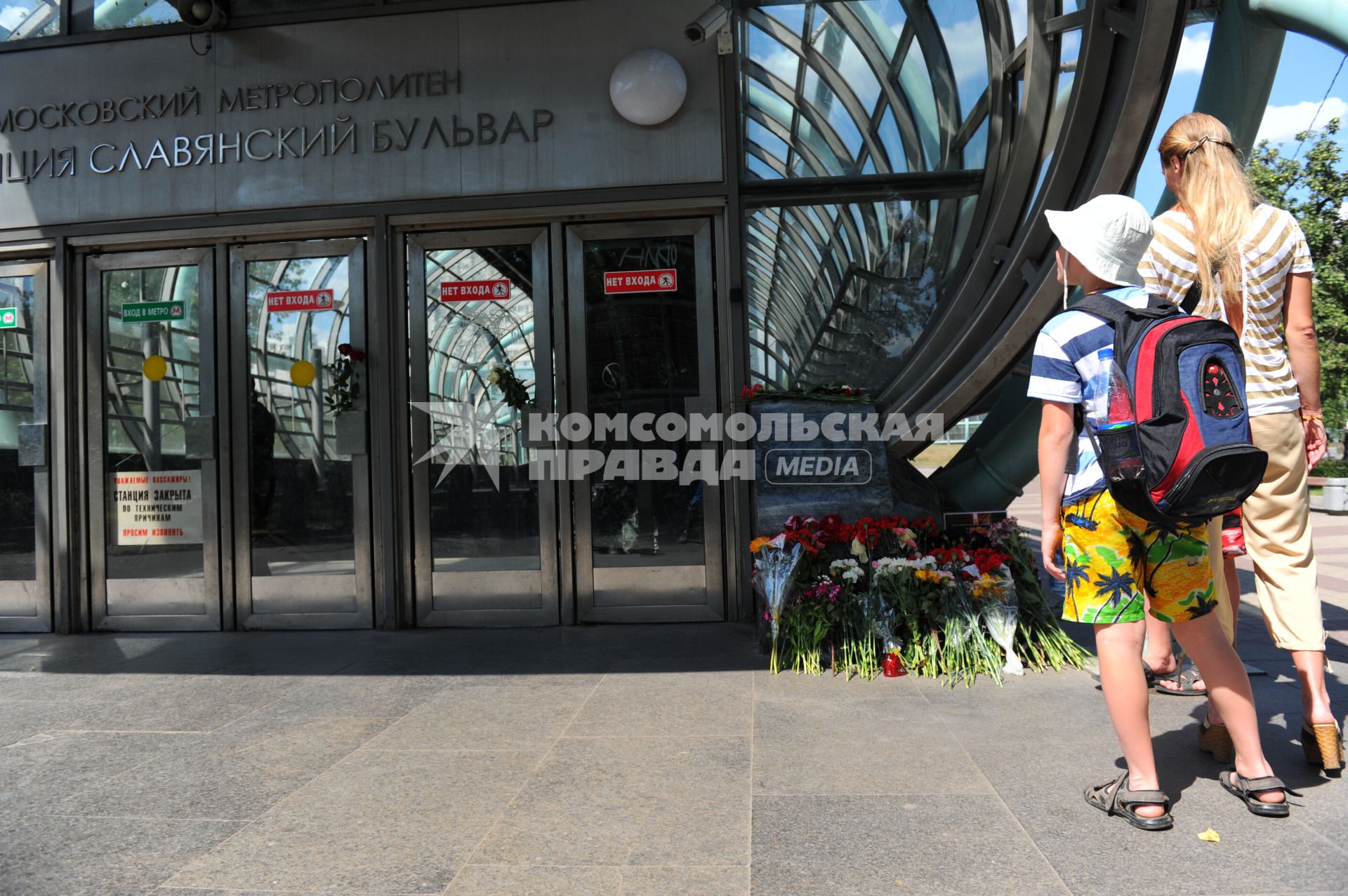 Траур по погибшим в Московском метро. Цветы у входа на станцию метро `Славянский бульвар`, где 15 июля на перегоне `Парк Победы` - `Славянский бульвар` в результате резкой остановки три вагона сошли с рельсов. Погибли 22 человека.