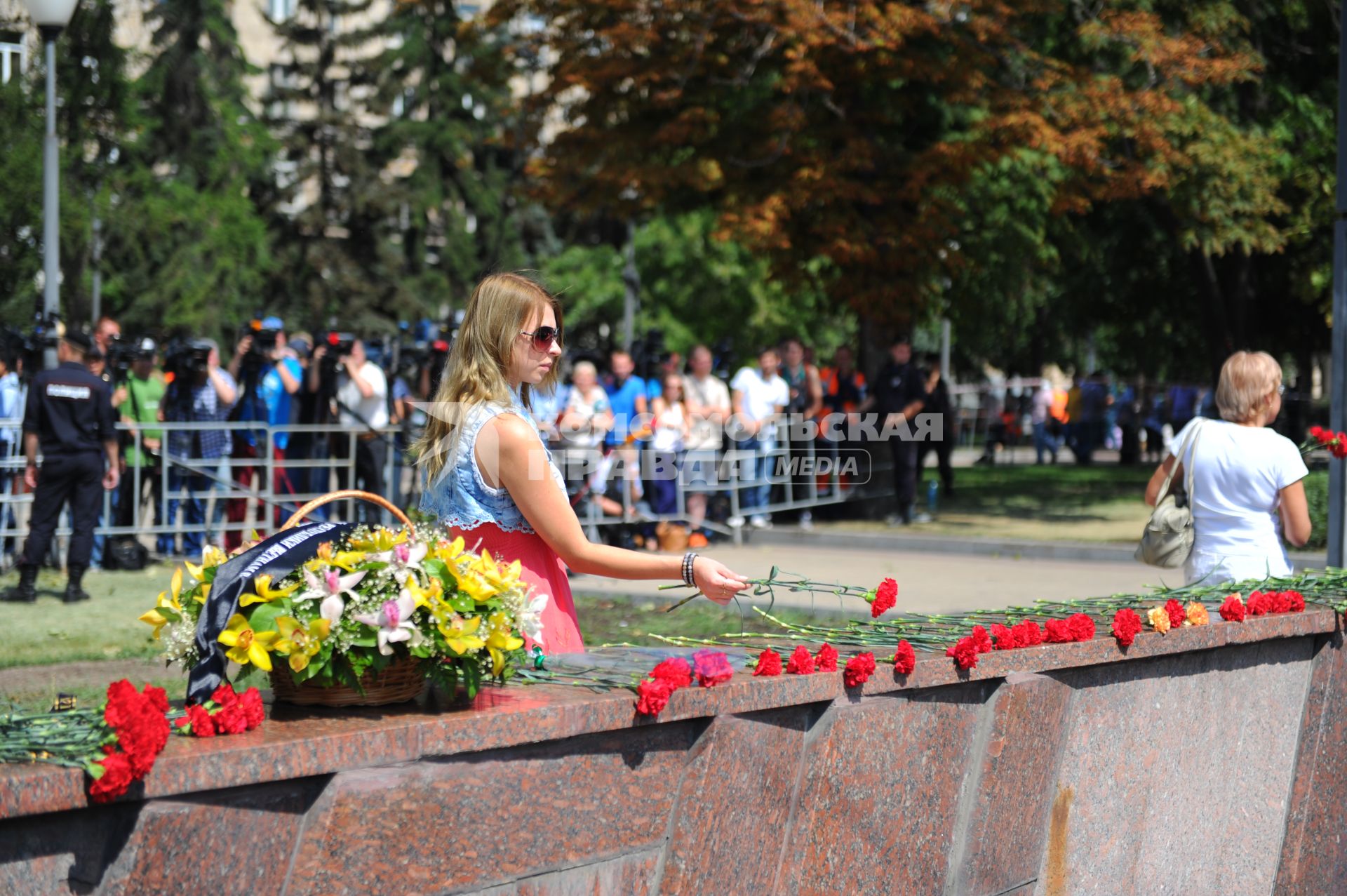 Траур по погибшим в Московском метро. Цветы у входа на станцию метро `Парк Победы`, где 15 июля на перегоне `Парк Победы` - `Славянский бульвар` в результате резкой остановки три вагона сошли с рельсов. Погибли 22 человека.