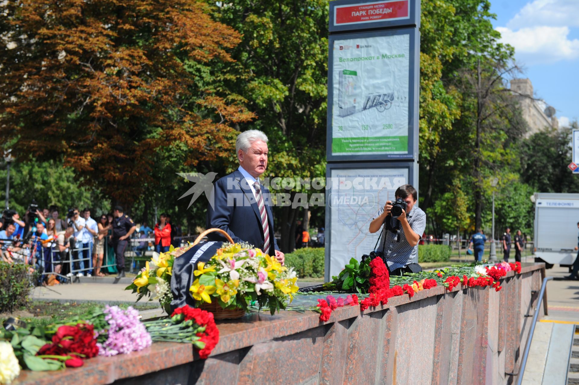 Траур по погибшим в Московском метро. На снимке: мэр Москвы Сергей Собянин у входа на станцию метро `Парк Победы`, где 15 июля на перегоне `Парк Победы` - `Славянский бульвар` в результате резкой остановки три вагона сошли с рельсов. Погибли 22 человека.