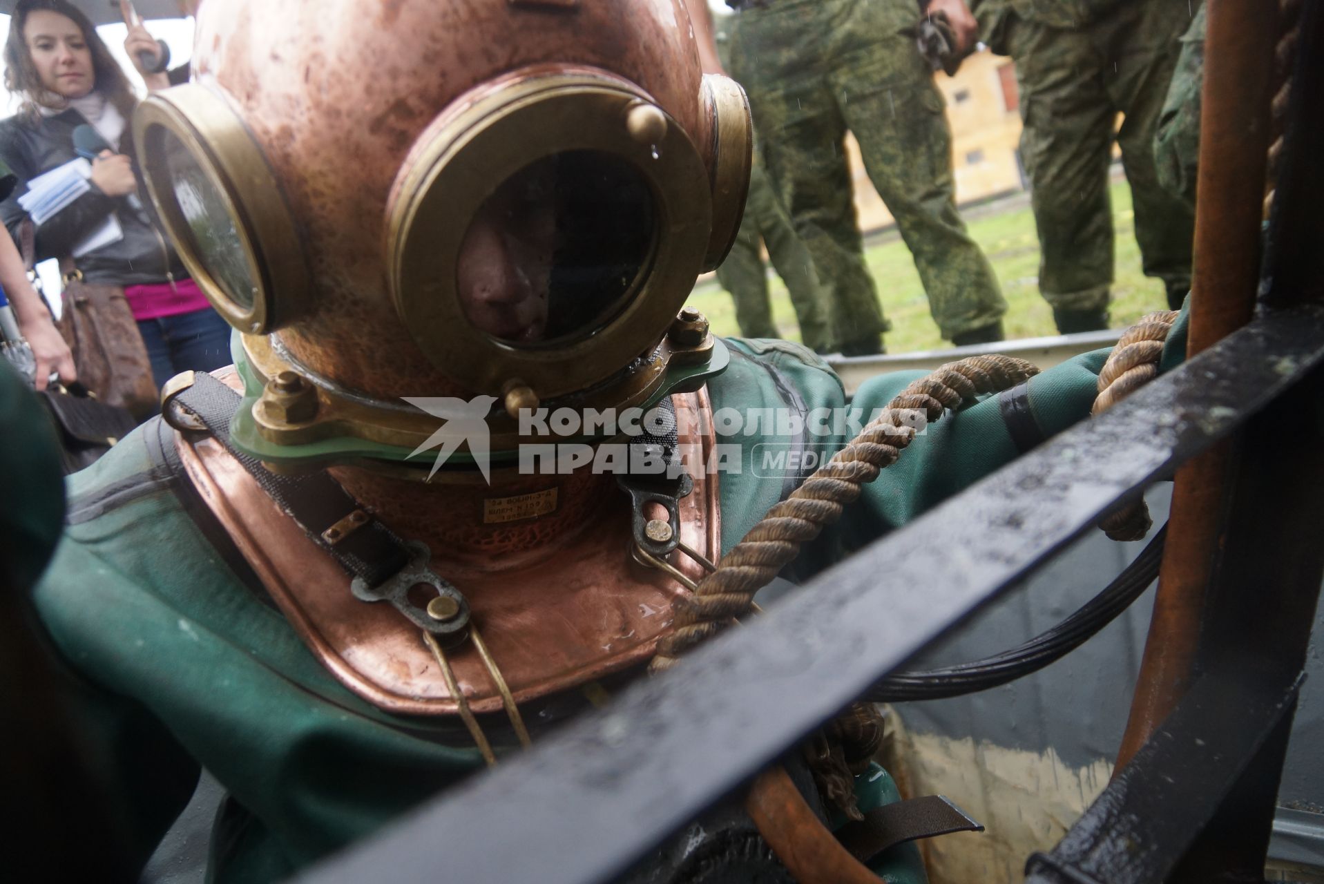 Солдат железнодорожных войск в водолазном костюмевыходит их воды