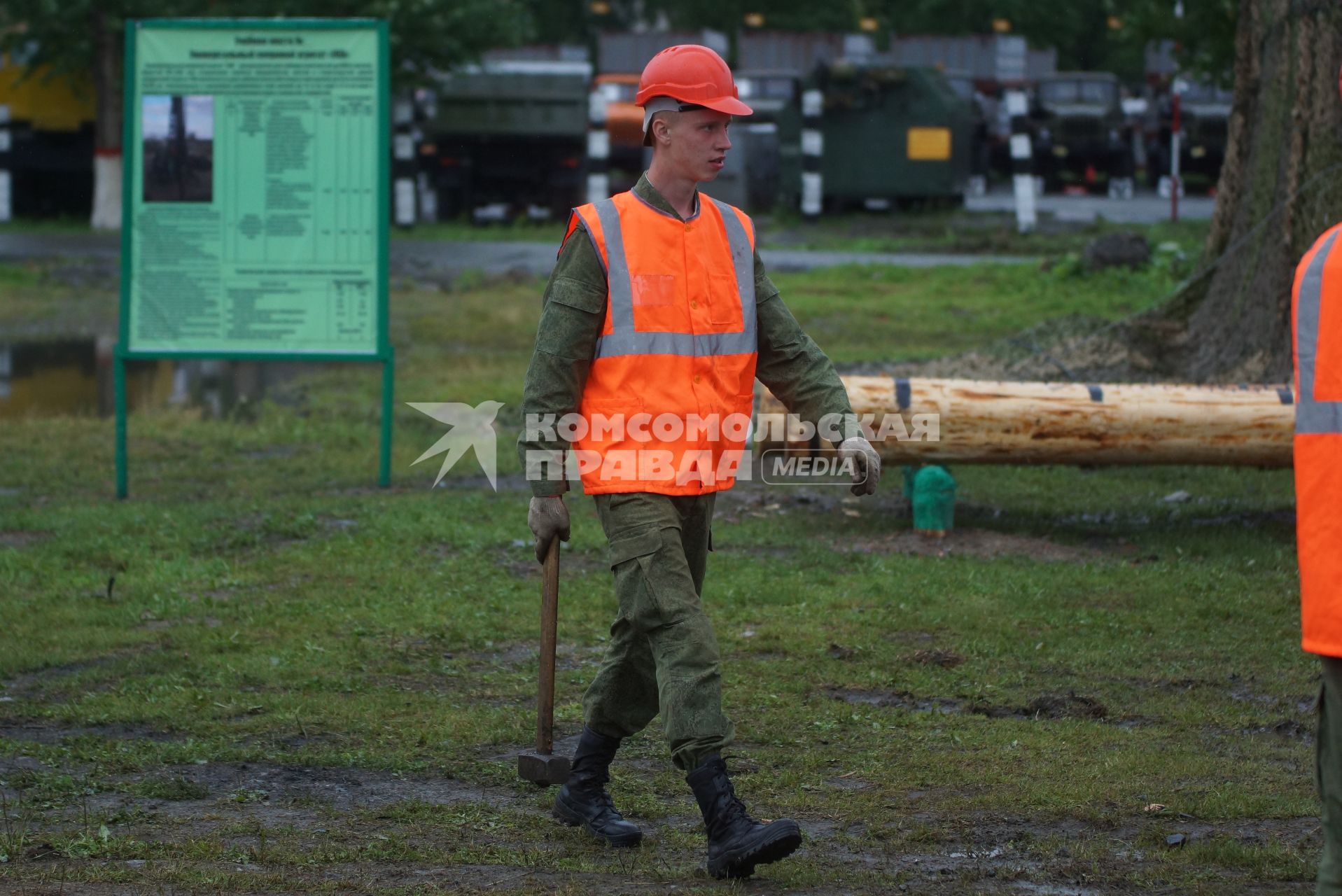 Солдат - военный железнодорожник несет кувалду  во время конкурса на лучшего в специальности