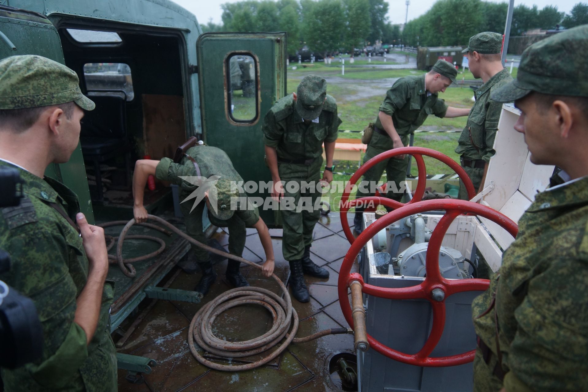 Солдаты-срочники железнодорожных войск разворачивают мобильную водолазную станцию