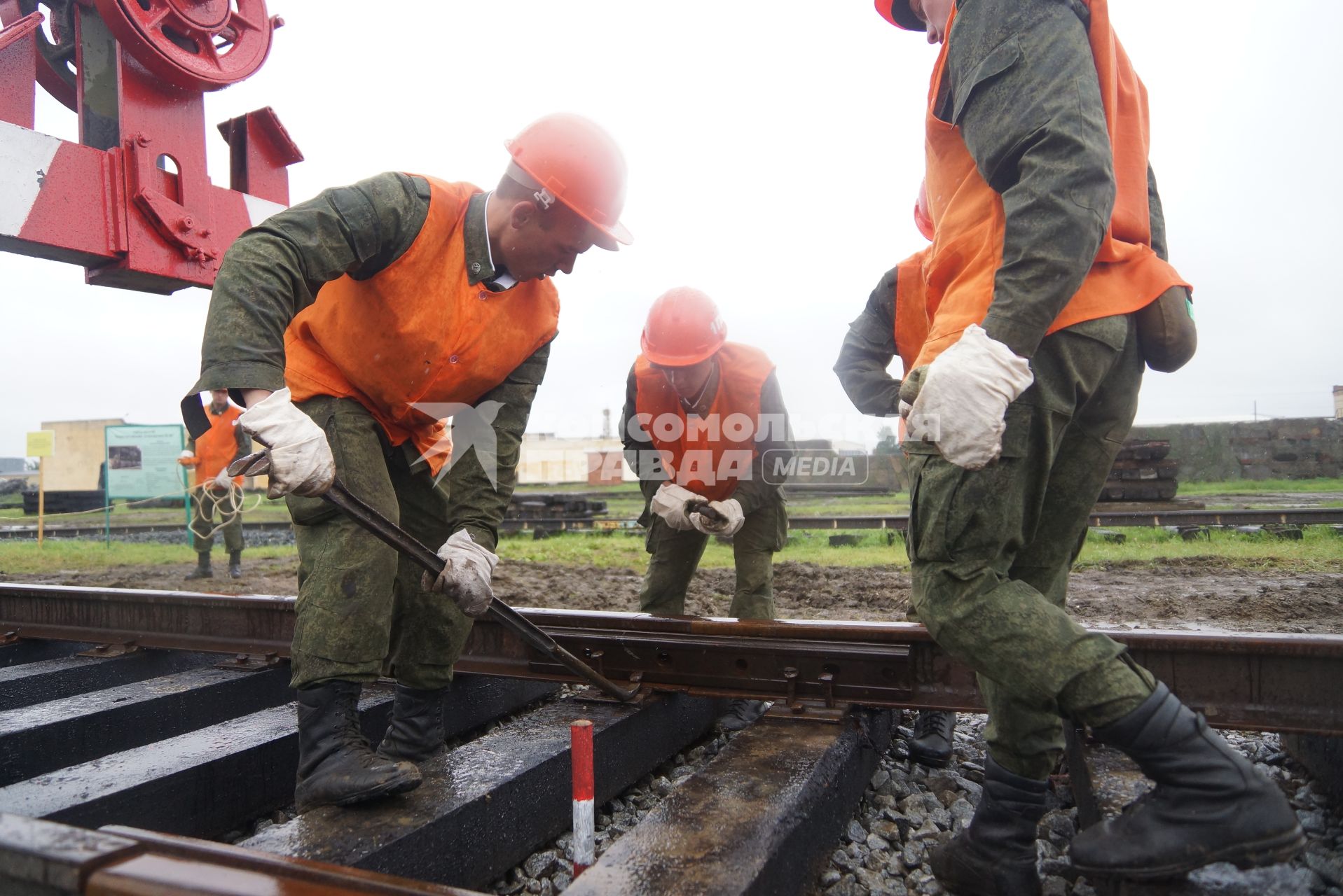 Солдаты железнодорожных войск во время укладки железнодорожных путей