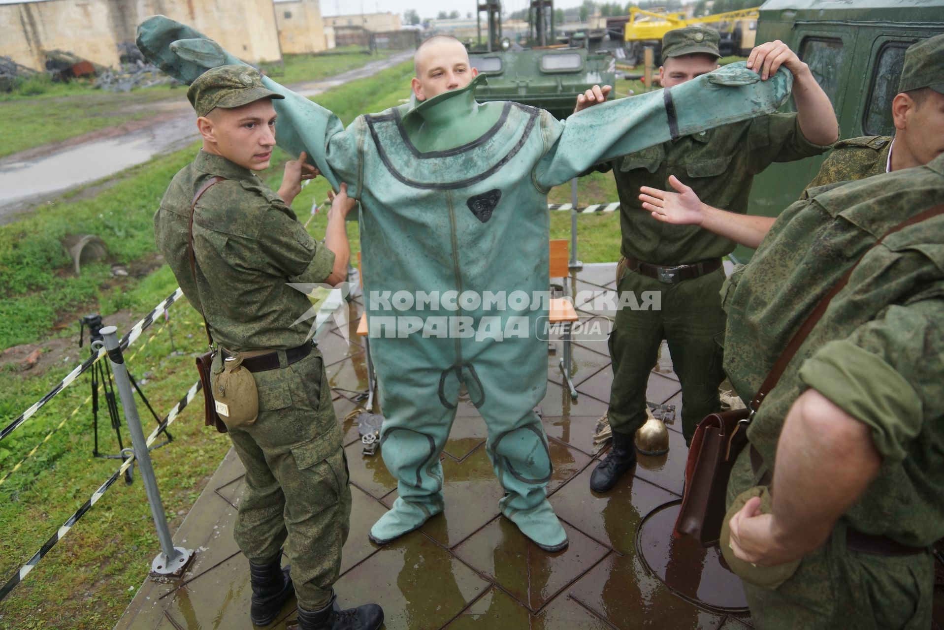 Солдат железнодорожных войск одевает водолазный костюм