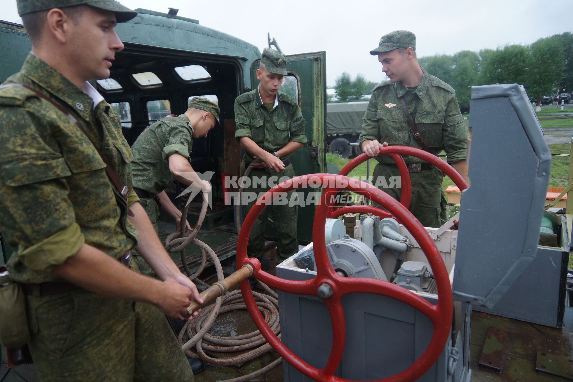 Солдаты-срочники железнодорожных войск разворачивают мобильную водолазную станцию