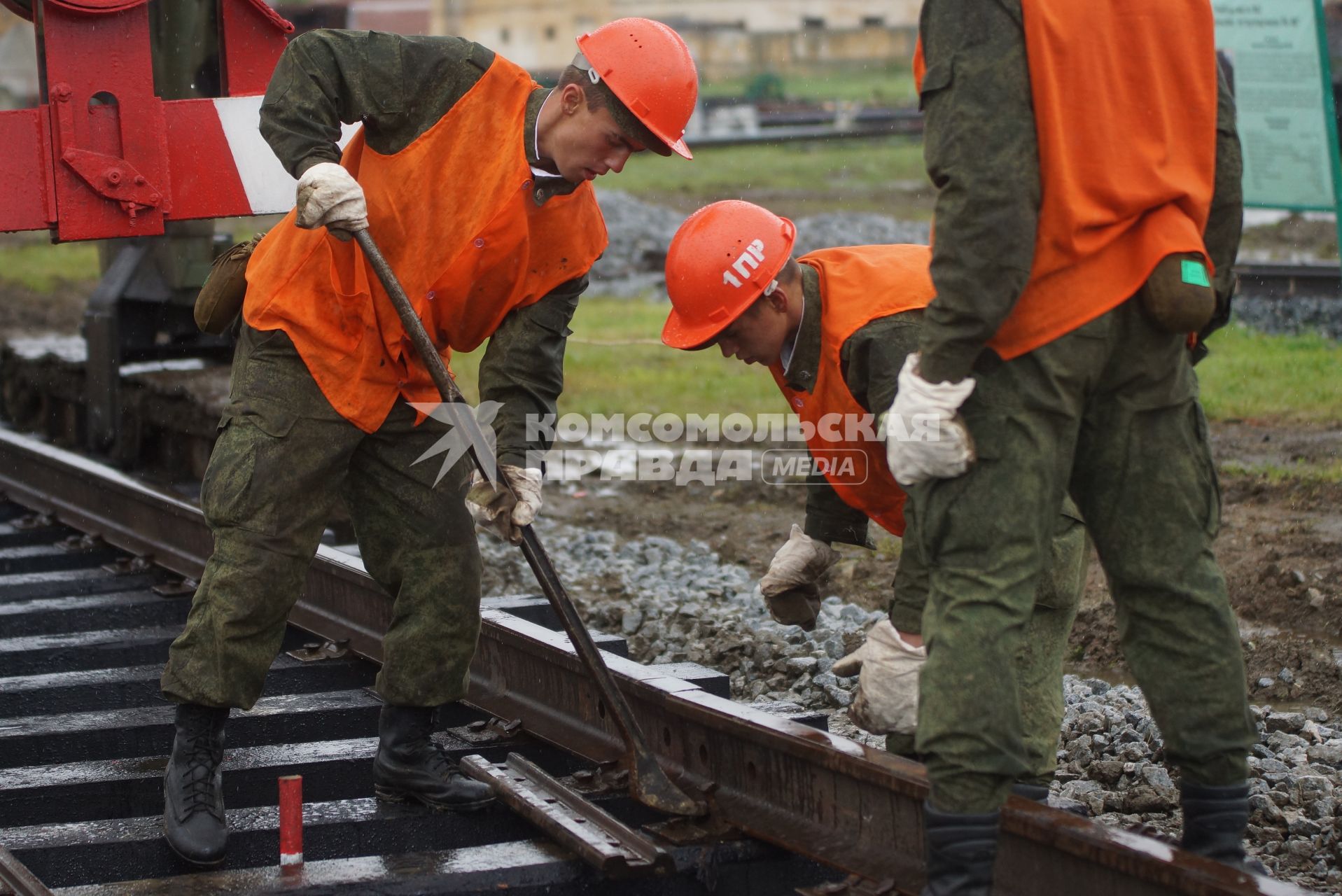 Солдаты железнодорожных войск во время укладки железнодорожных путей