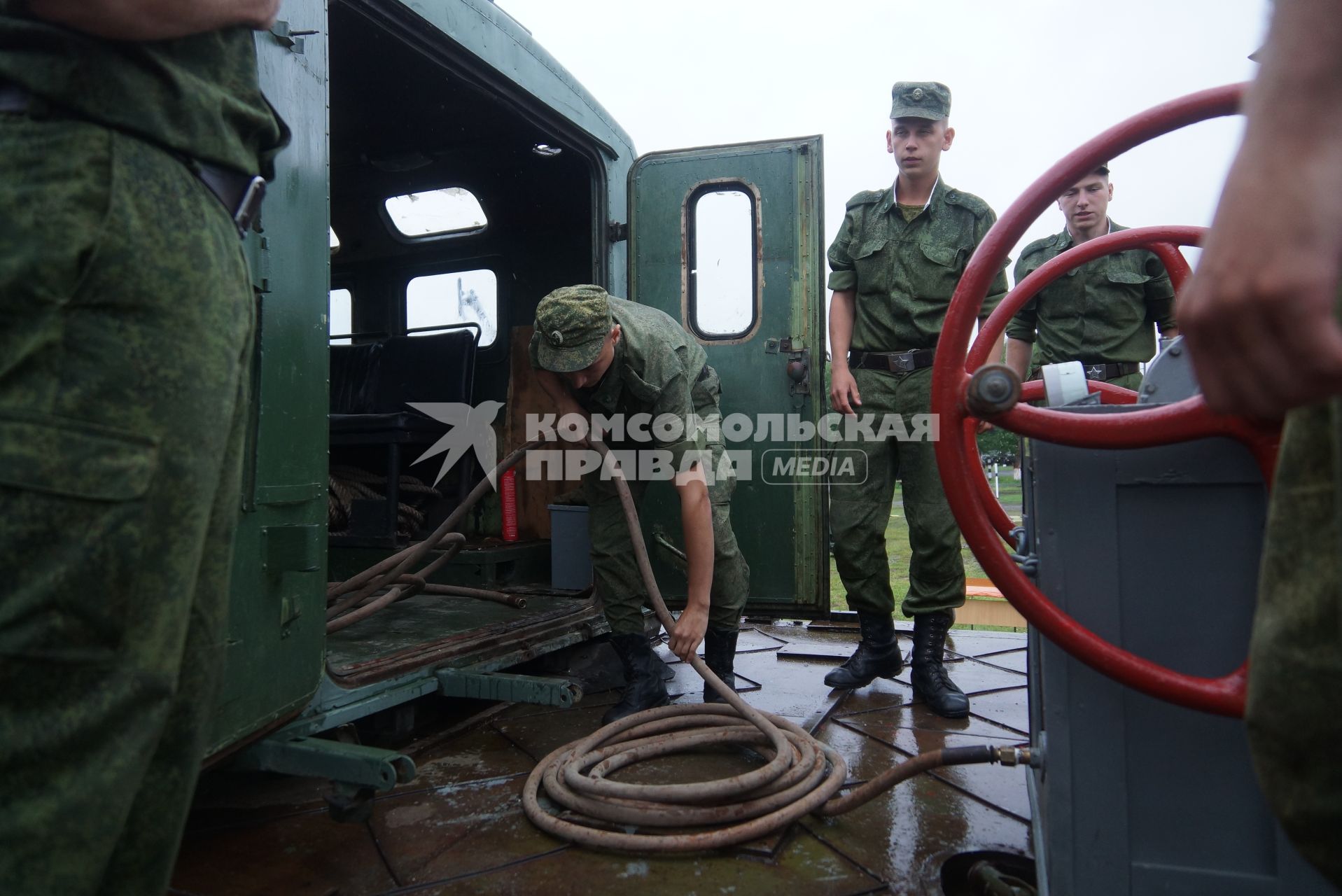 Солдаты-срочники железнодорожных войск разворачивают мобильную водолазную станцию