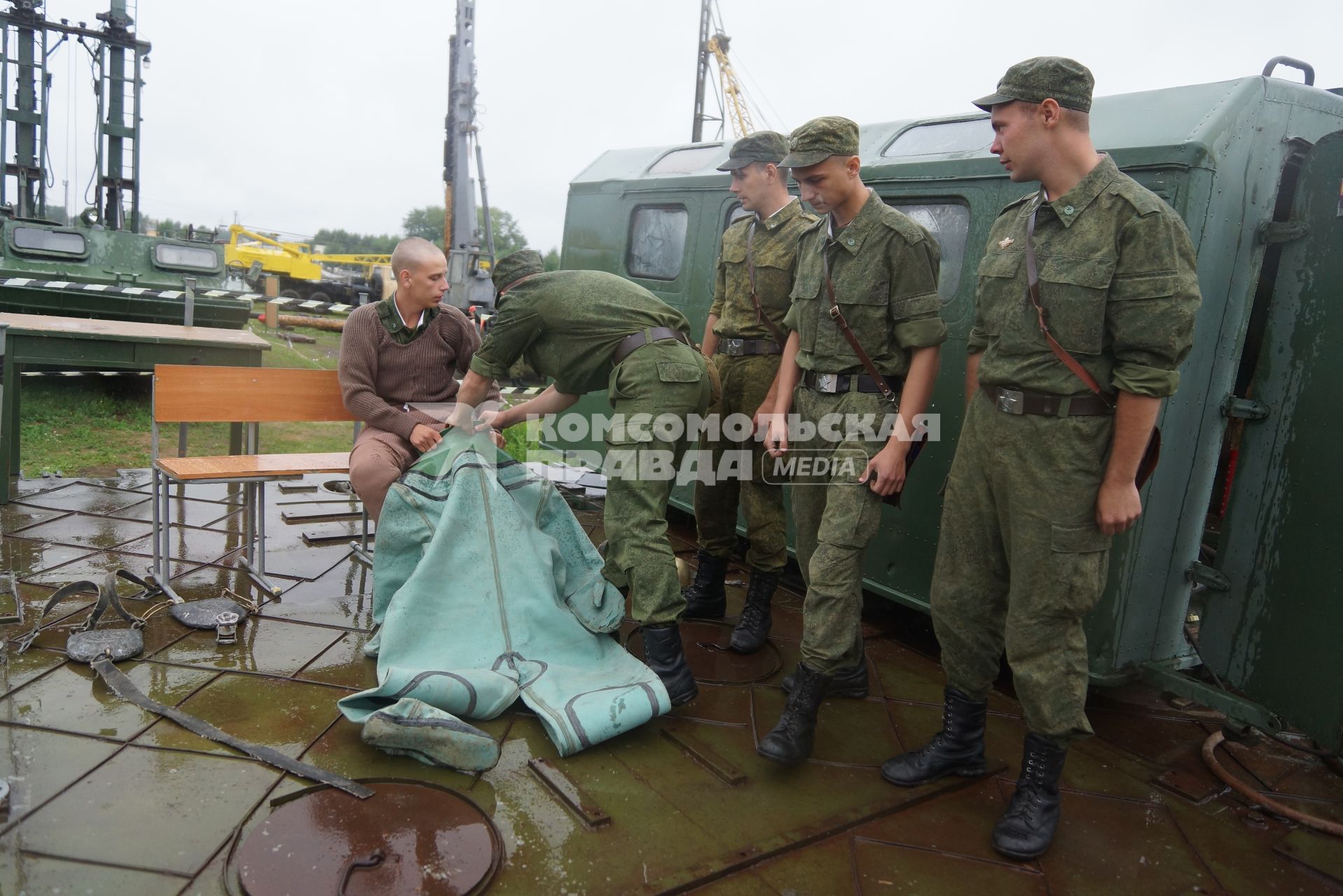 Солдат железнодорожных войск одевает водолазный костюм