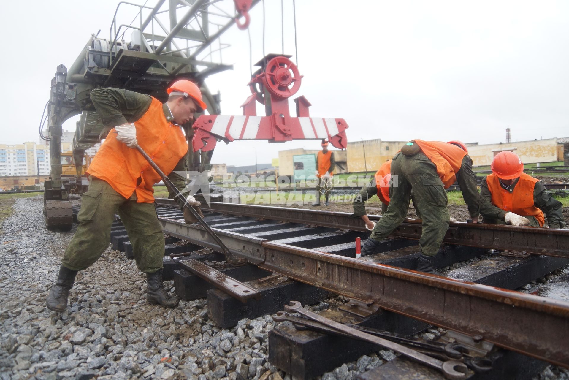 Солдаты железнодорожных войск во время укладки железнодорожных путей