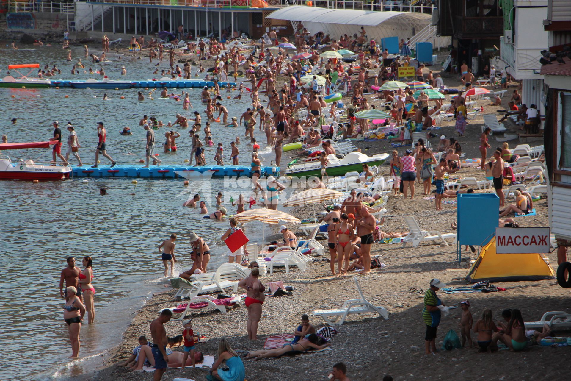 Люди отдыхают на пляже курортного поселка Новый Свет.
