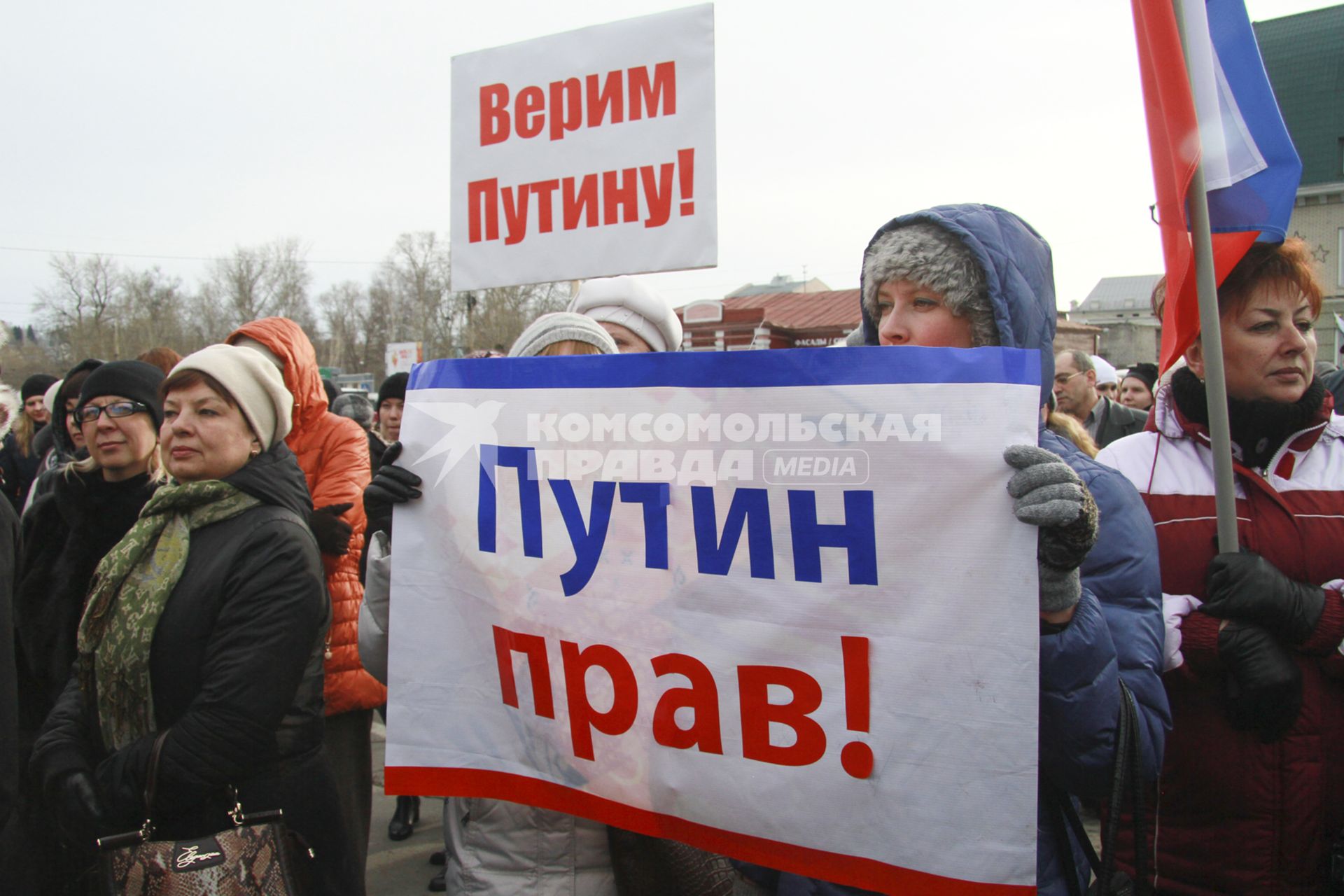 Митинг в поддержку Крыма в Барнауле 18 марта 2014. На снимке: женщина держит плакат с надписью `Путин прав!`