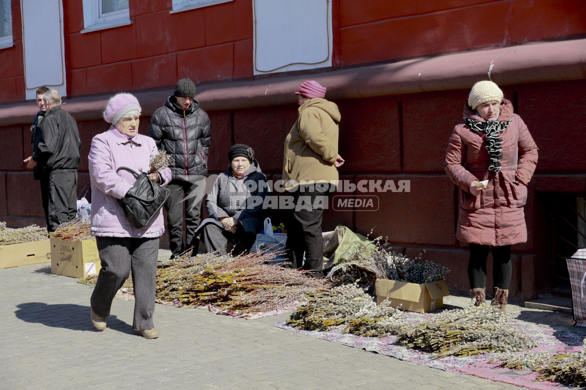 Вербное воскресенье. Продажа веток вербы.