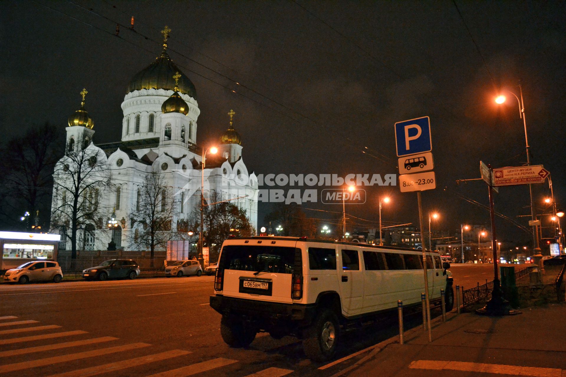 Припаркованный лимузин у Храма Христа Спасителя.