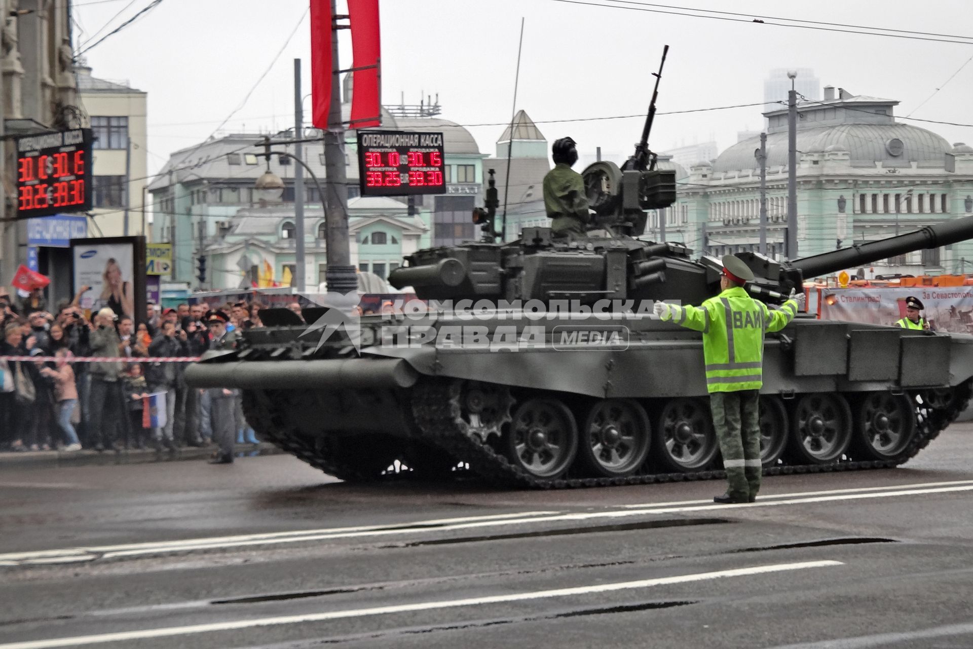 Военный регулировщик на Белорусской площади во время проведения военного парада.