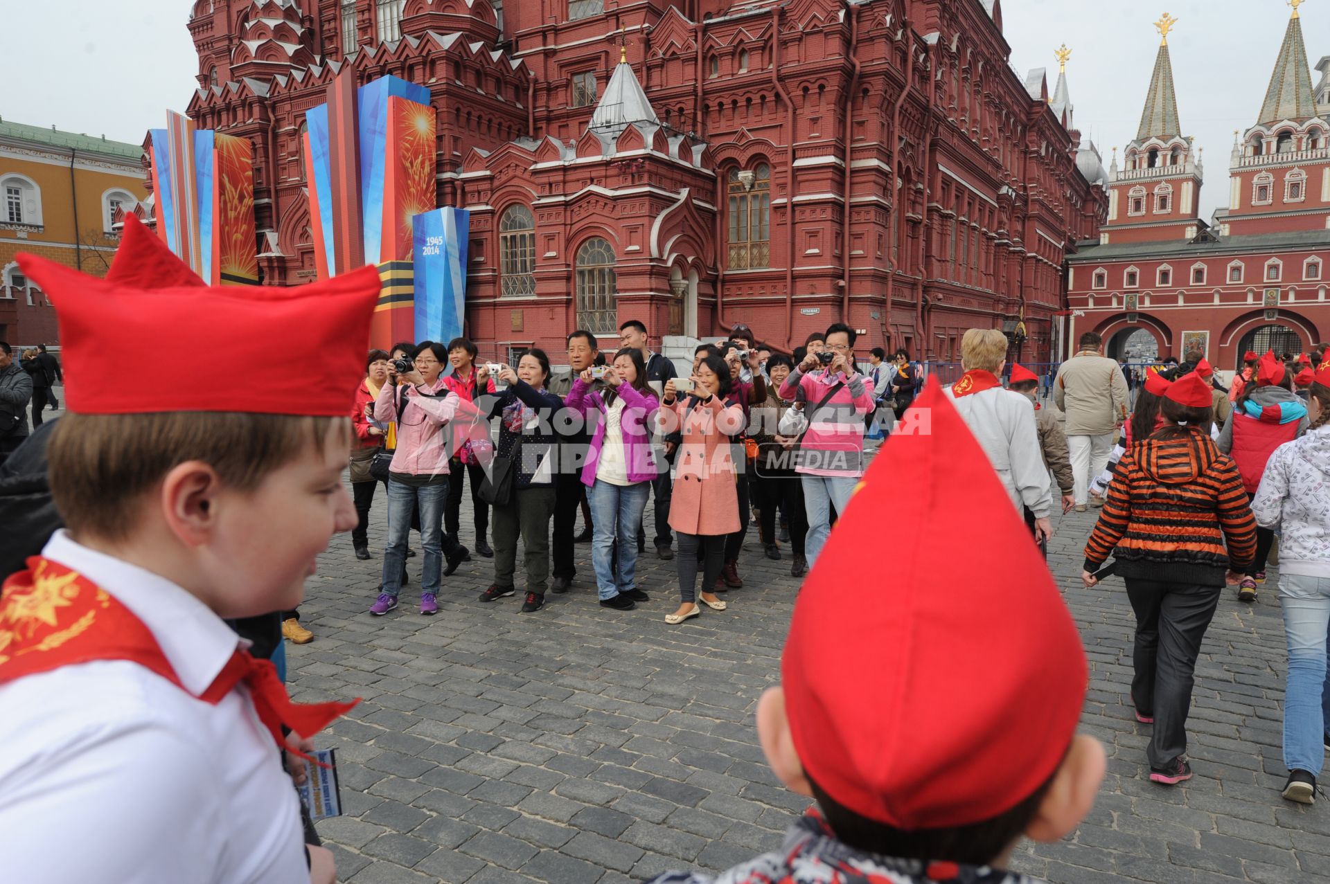 Участники церемонии возложения цветов к мавзолею В.И. Ленина на Красной площади в день 144-й годовщины со дня рождения вождя пролетариата.