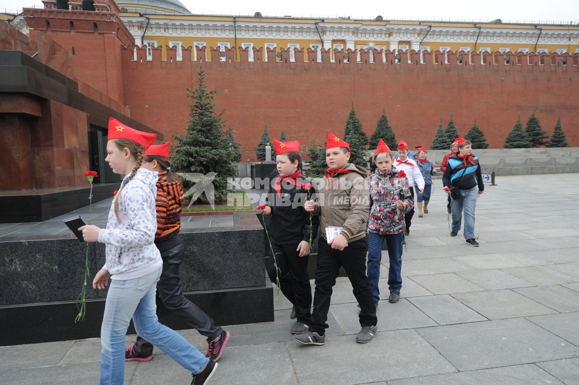 Участники церемонии возложения цветов к мавзолею В.И. Ленина на Красной площади в день 144-й годовщины со дня рождения вождя пролетариата.