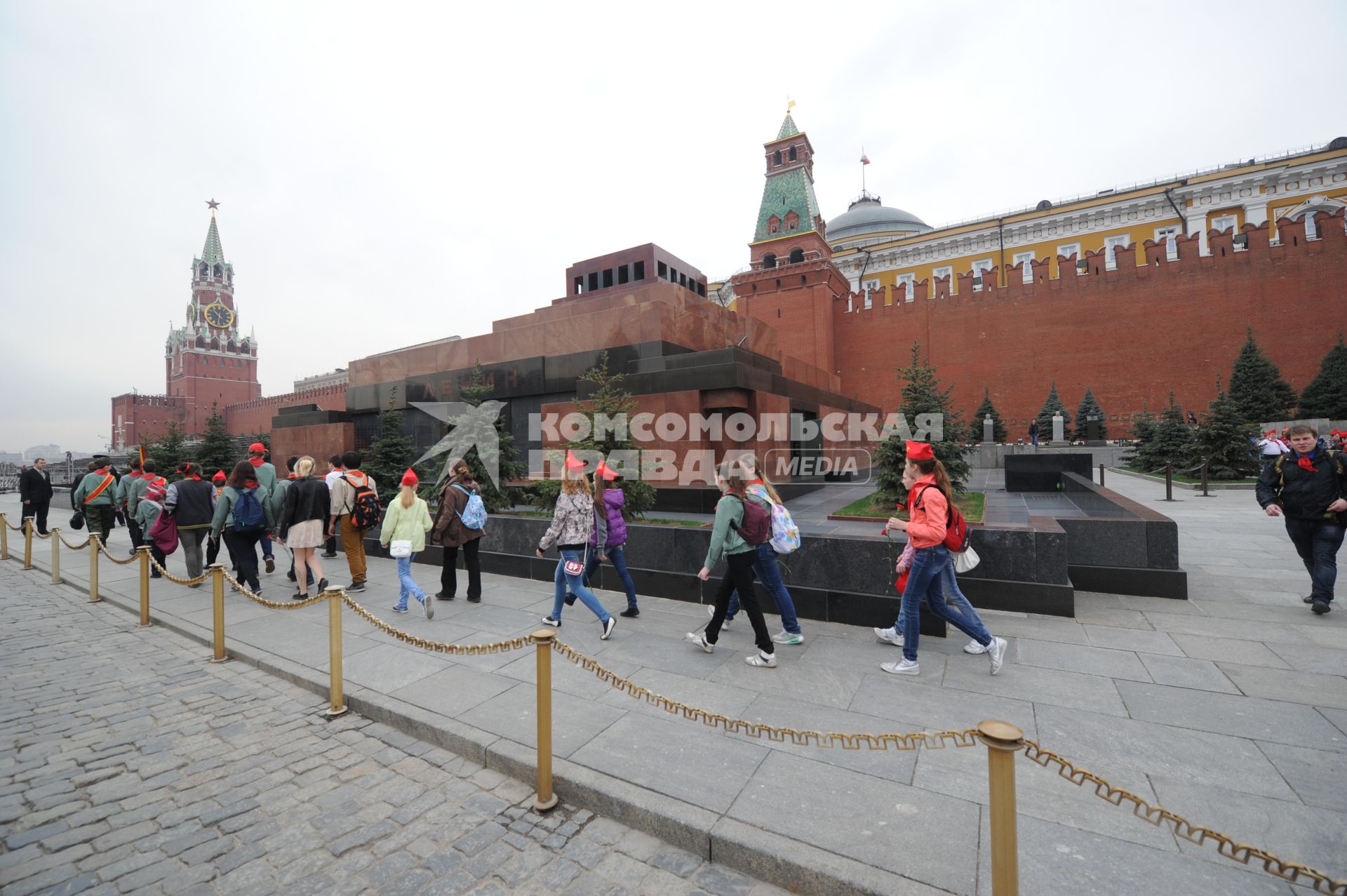 Участники церемонии возложения цветов к мавзолею В.И. Ленина на Красной площади в день 144-й годовщины со дня рождения вождя пролетариата.