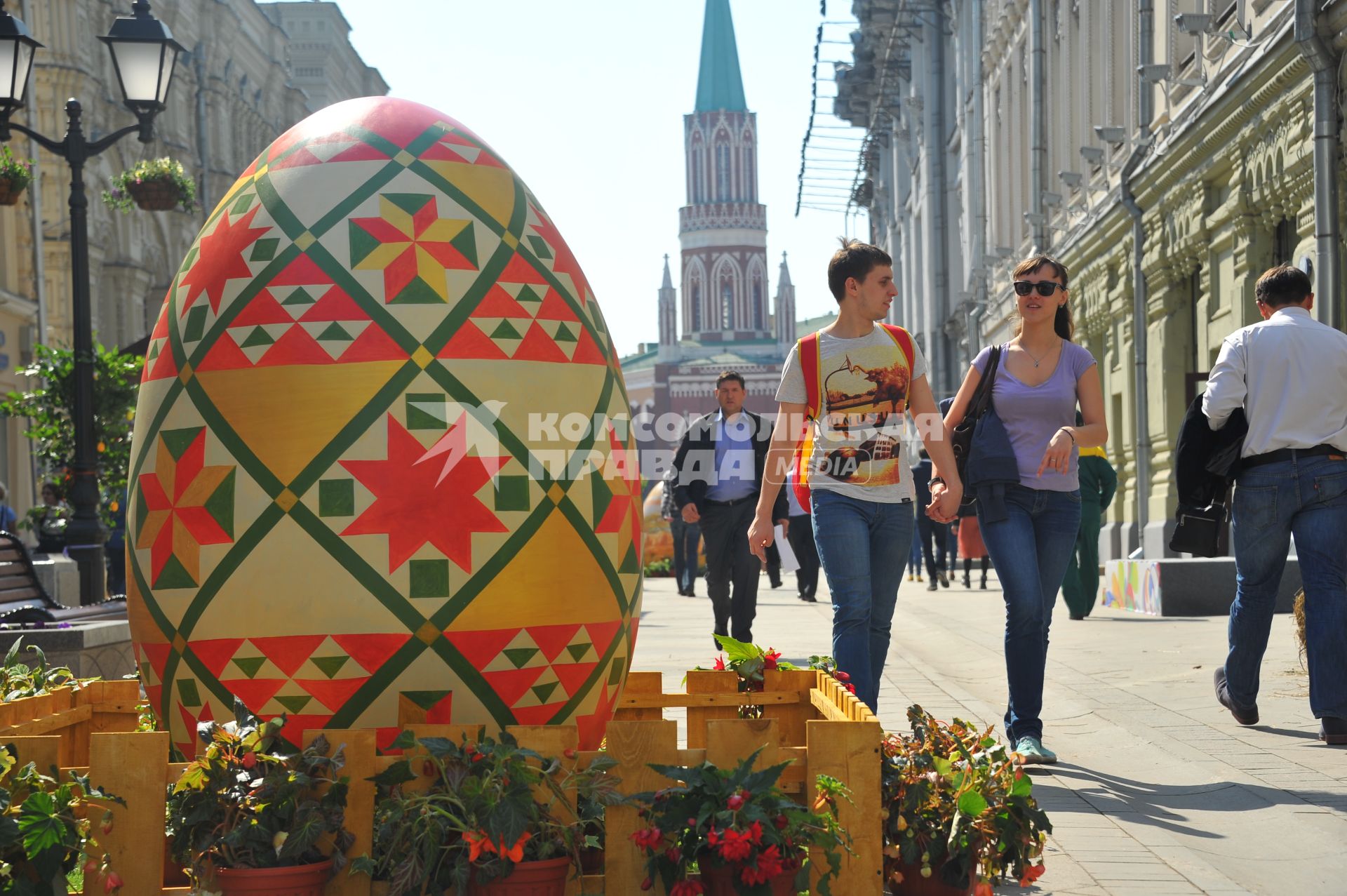 Ярмарка  \'Продукты и подарки к Пасхе\' открылась на Никольской улице в рамках фестиваля \'Пасхальный дар\'. На снимке: пасхальное яйцо.