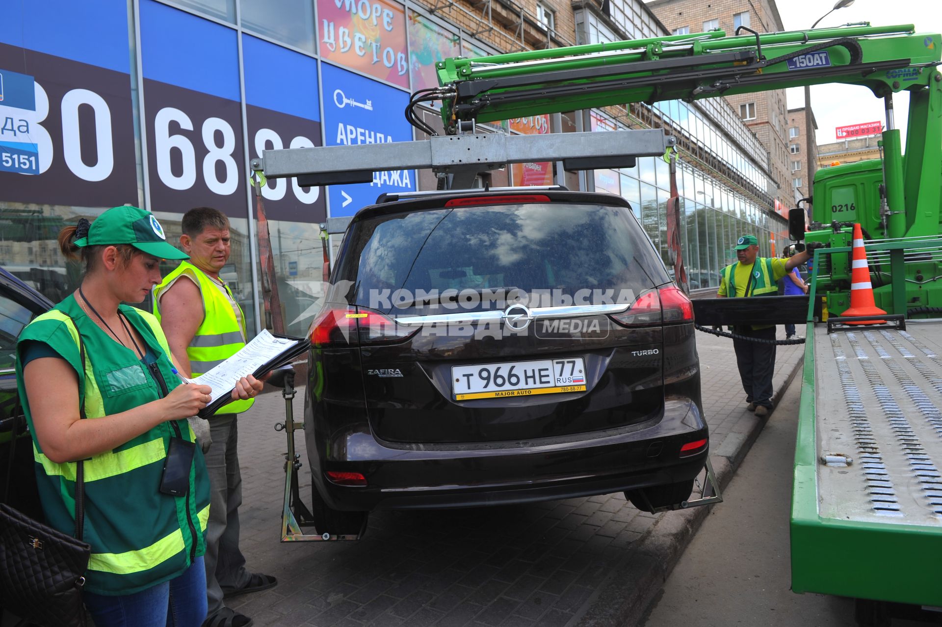 Эвакуация автомобиля на улице Алабяна в Москве.