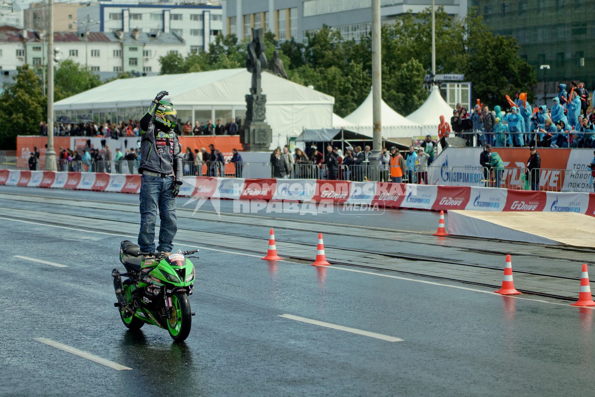 Мотоциклист выполняет трюк, едет стоя на мотоцикле на автошоу в Екатеринбурге