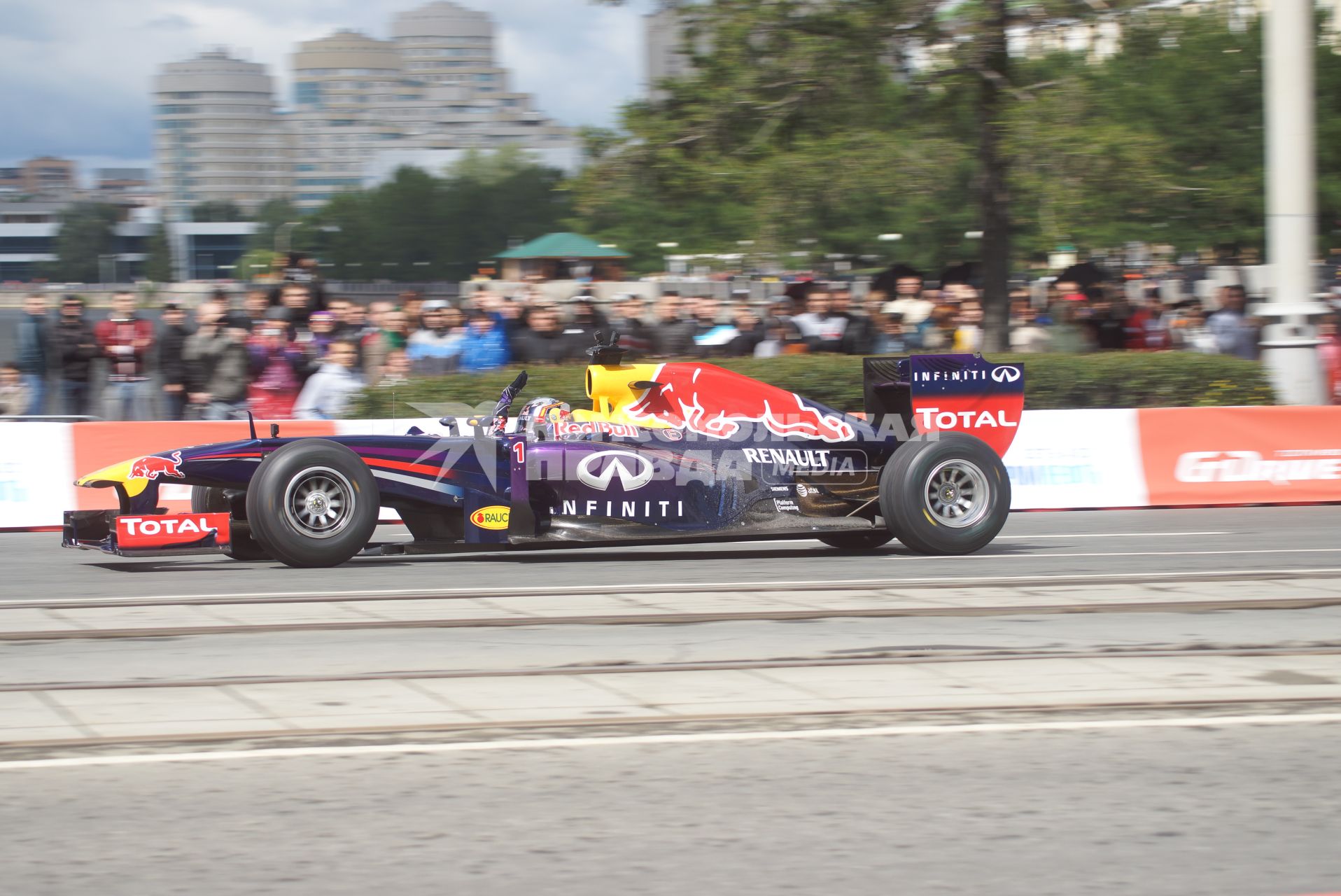 Гоночный автомобиль F1 команды red bull на автошоу в Екатеринбурге