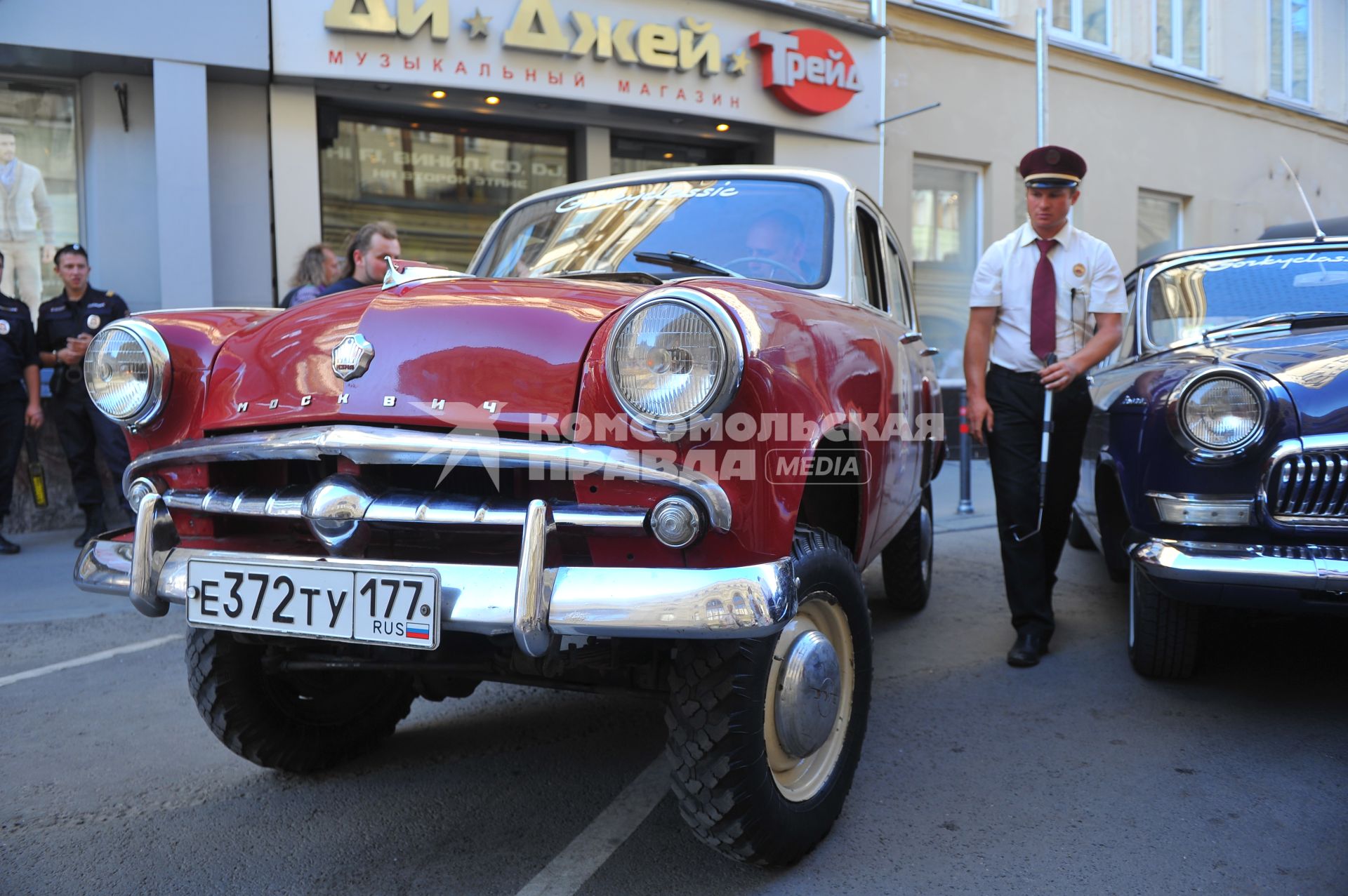 Автопробег ретро-автомобилей, приуроченного к 121-летию ГУМа. На снимке:  автомобиль `Москвич-407`.